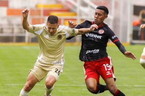 Nicolas Silva y Brandon Palacios disputan el balón en el estadio Inca Garcilaso de la Vega 