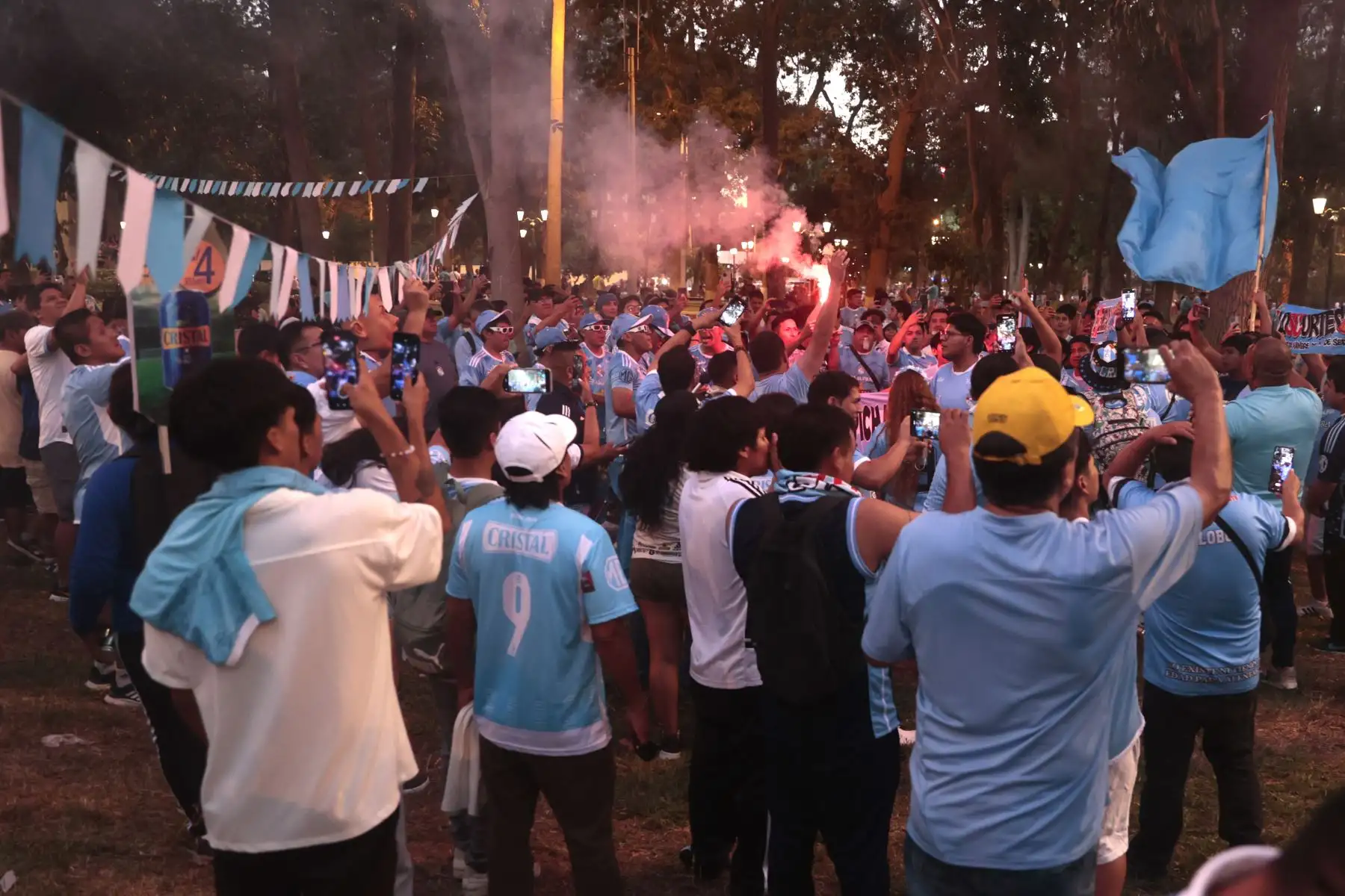 Hinchas de Sporting Cristal llegan al estadio nacional para el partido con Alianza Lima.
Foto: ANDINA/ Vidal Tarqui