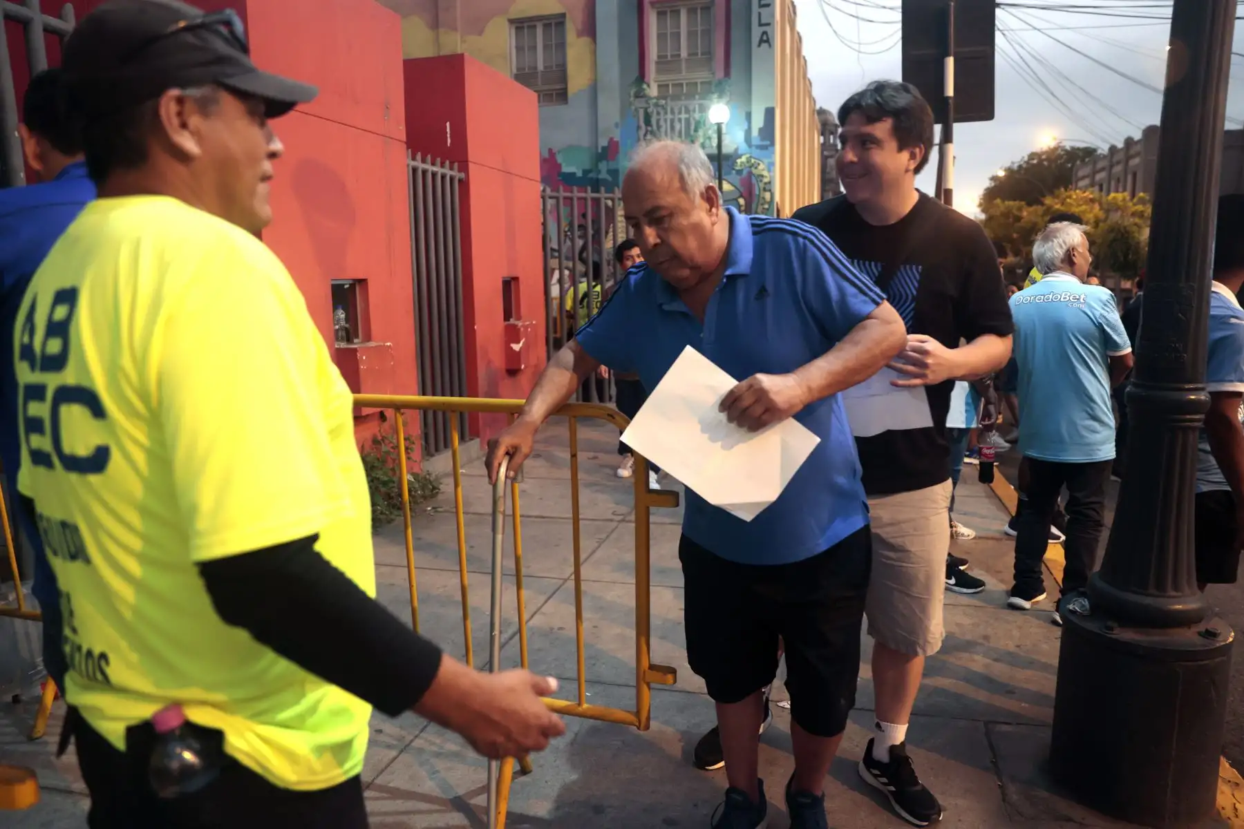Hinchas de Sporting Cristal llegan al estadio nacional para el partido con Alianza Lima.
Foto: ANDINA/ Vidal Tarqui