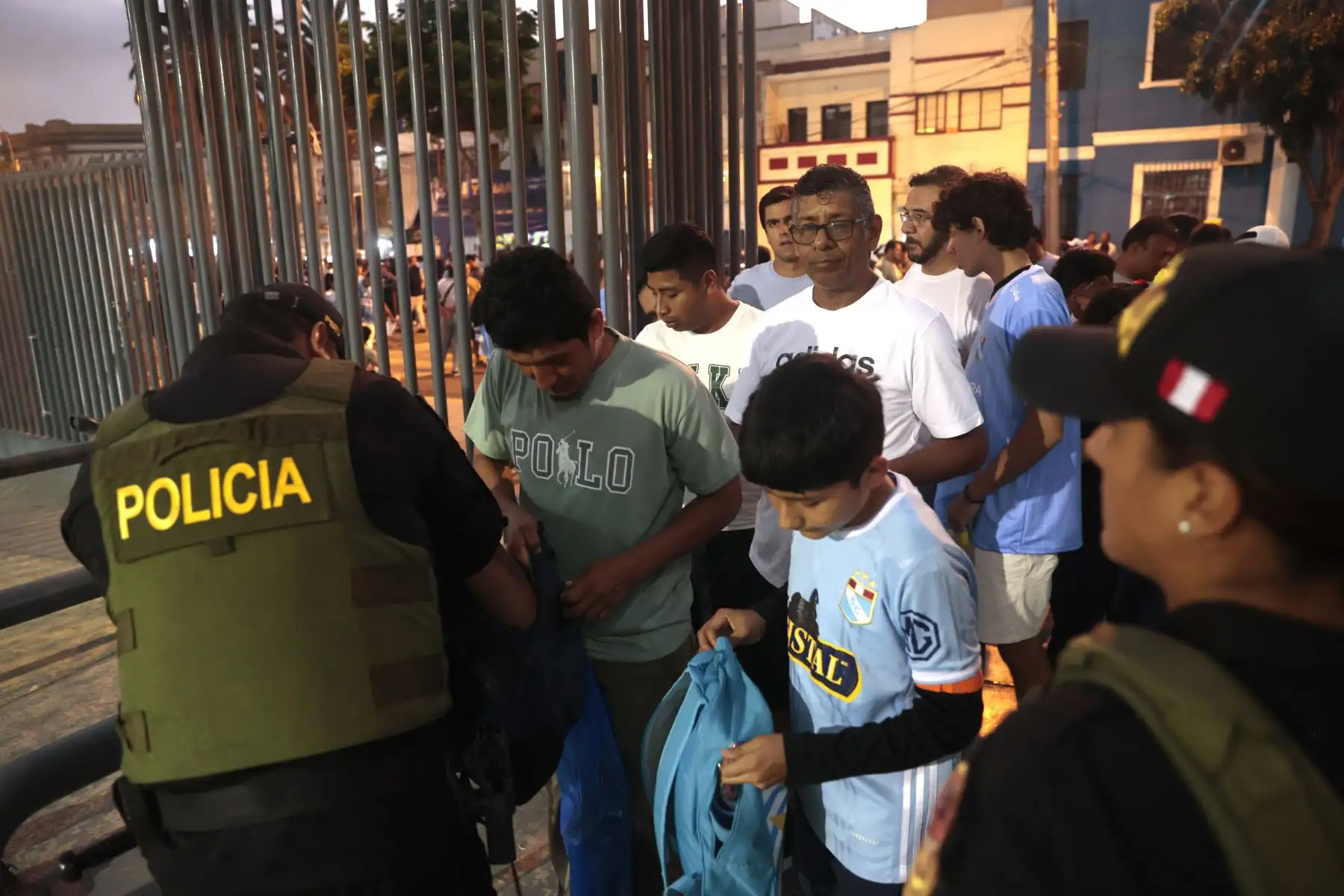 Hinchas de Sporting Cristal llegan al estadio nacional para el partido con Alianza Lima.
Foto: ANDINA/ Vidal Tarqui