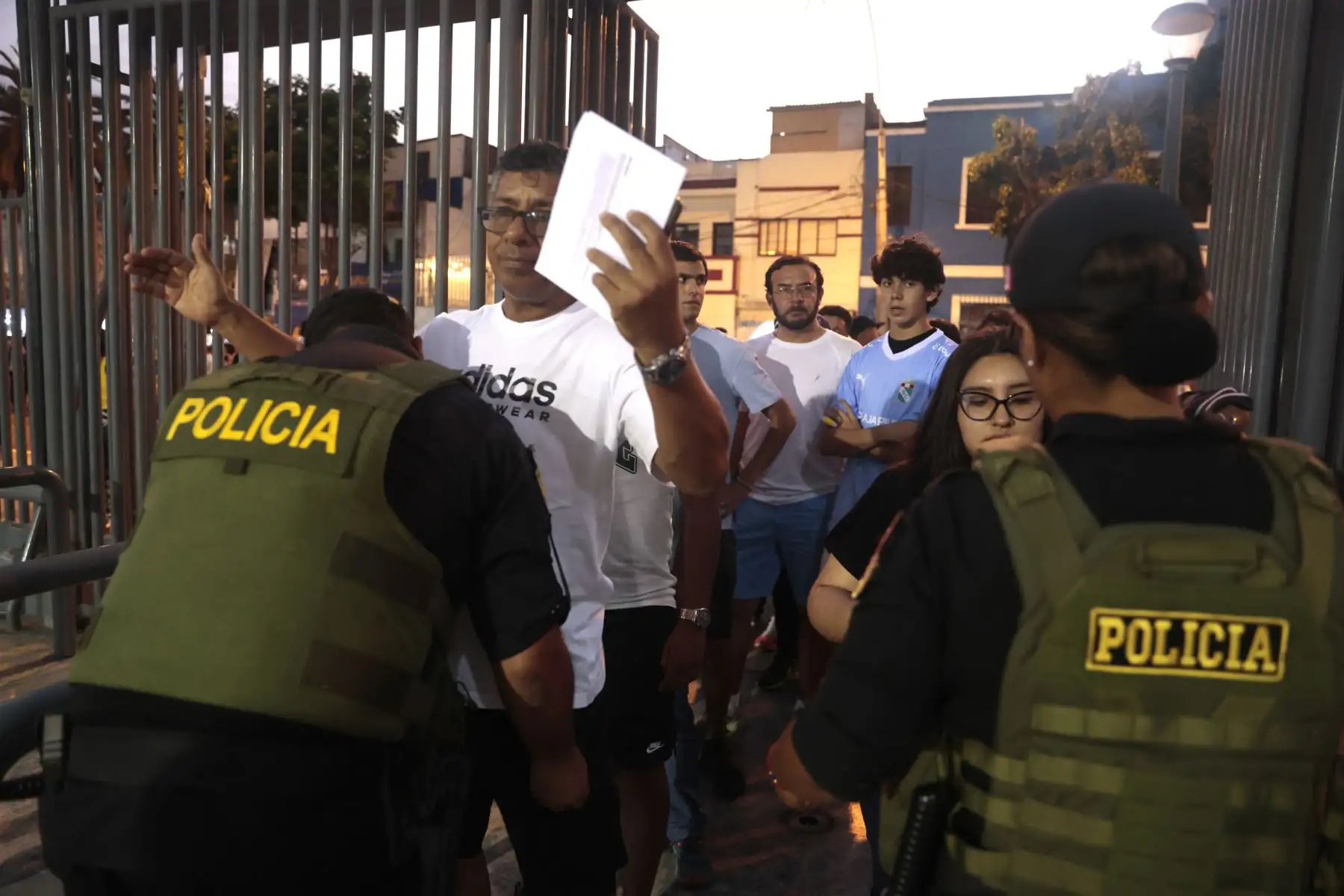 Hinchas de Sporting Cristal llegan al estadio nacional para el partido con Alianza Lima.
Foto: ANDINA/ Vidal Tarqui
