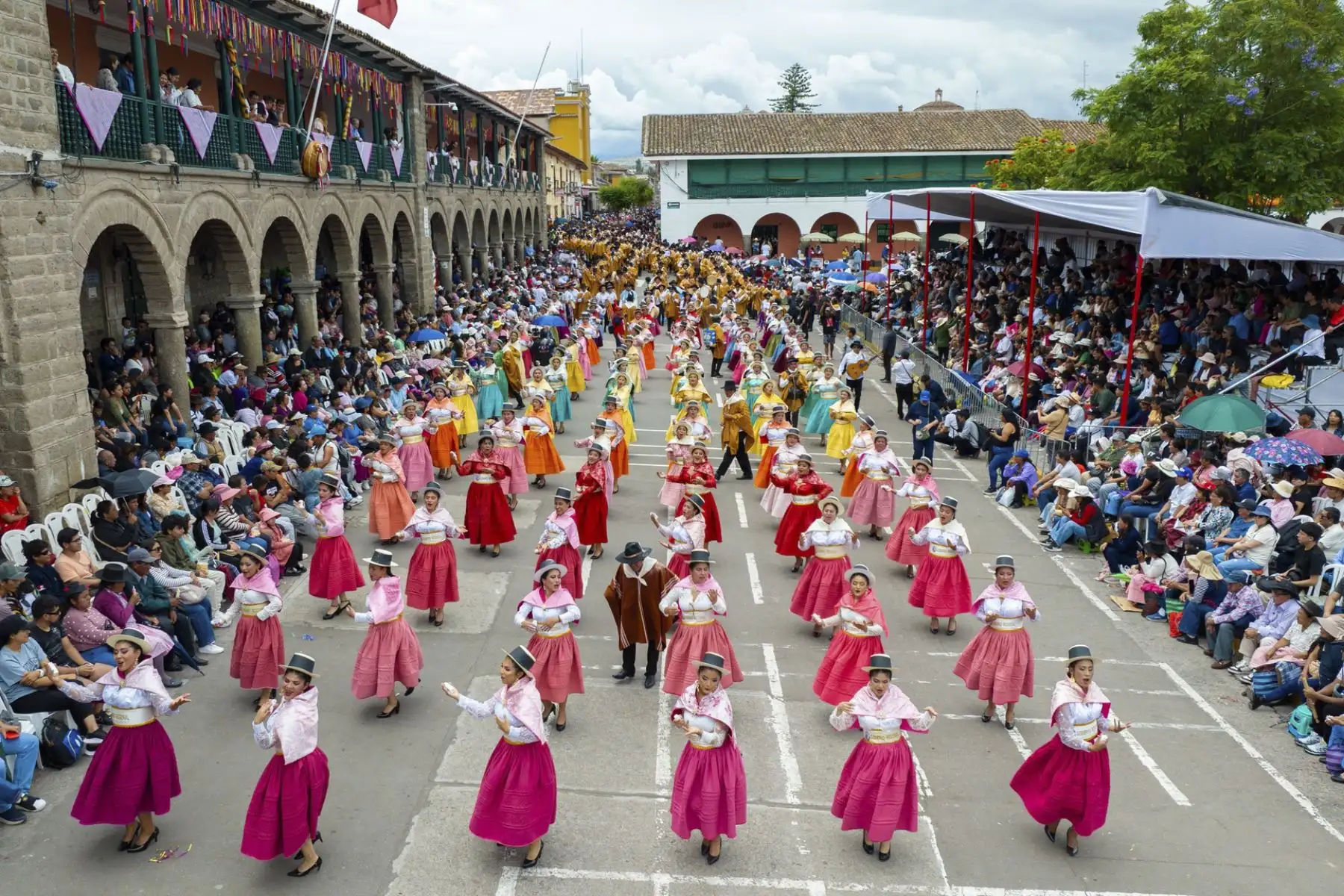 El Carnaval Ayacuchano 2025 comenzó con gran entusiasmo en las calles de nuestra ciudad. Encabezando las comparsas institucionales, deslumbró con su despliegue de música, danzas y canciones, recibiendo el aplauso de los presentes. Foto: ANDINA/ Gobierno Regional