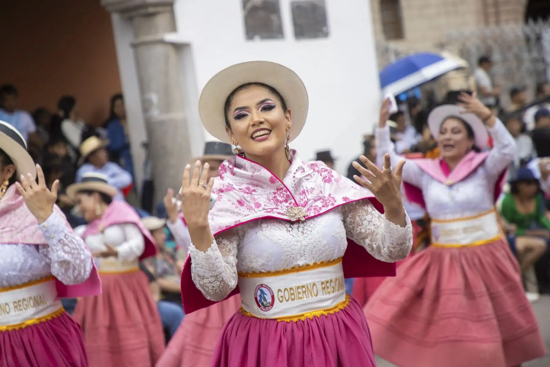 El Carnaval Ayacuchano 2025 comenzó con gran entusiasmo en las calles de nuestra ciudad. Encabezando las comparsas institucionales, deslumbró con su despliegue de música, danzas y canciones, recibiendo el aplauso de los presentes. Foto: ANDINA/ Gobierno Regional