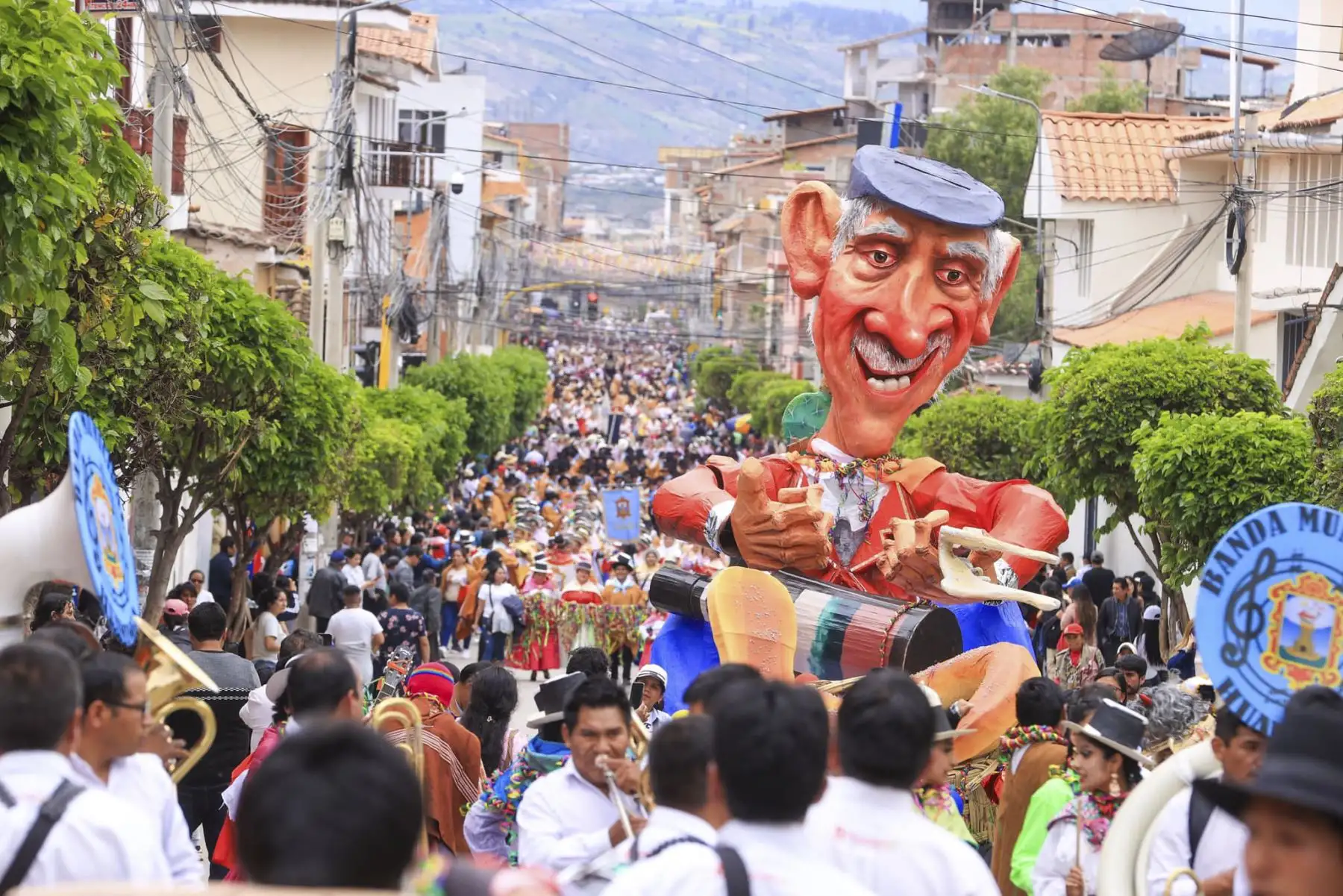 El Carnaval Ayacuchano 2025 comenzó con gran entusiasmo en las calles de nuestra ciudad. Encabezando las comparsas institucionales, deslumbró con su despliegue de música, danzas y canciones, recibiendo el aplauso de los presentes. Foto: ANDINA/ Gobierno Regional