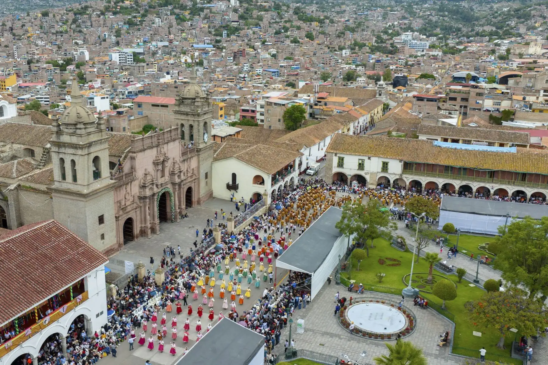 El Carnaval Ayacuchano 2025 comenzó con gran entusiasmo en las calles de nuestra ciudad. Encabezando las comparsas institucionales, deslumbró con su despliegue de música, danzas y canciones, recibiendo el aplauso de los presentes. Foto: ANDINA/ Gobierno Regional