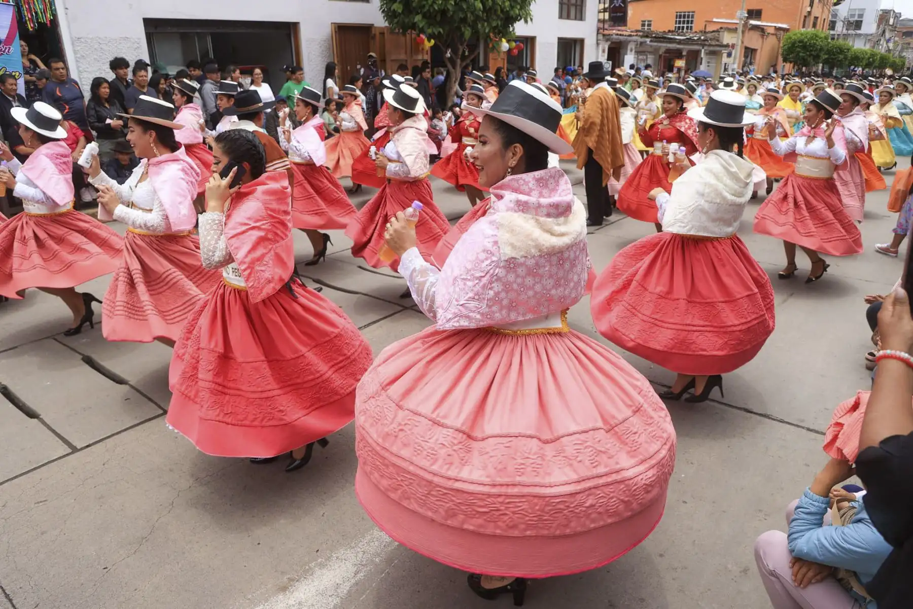 El Carnaval Ayacuchano 2025 comenzó con gran entusiasmo en las calles de nuestra ciudad. Encabezando las comparsas institucionales, deslumbró con su despliegue de música, danzas y canciones, recibiendo el aplauso de los presentes. Foto: ANDINA/ Gobierno Regional