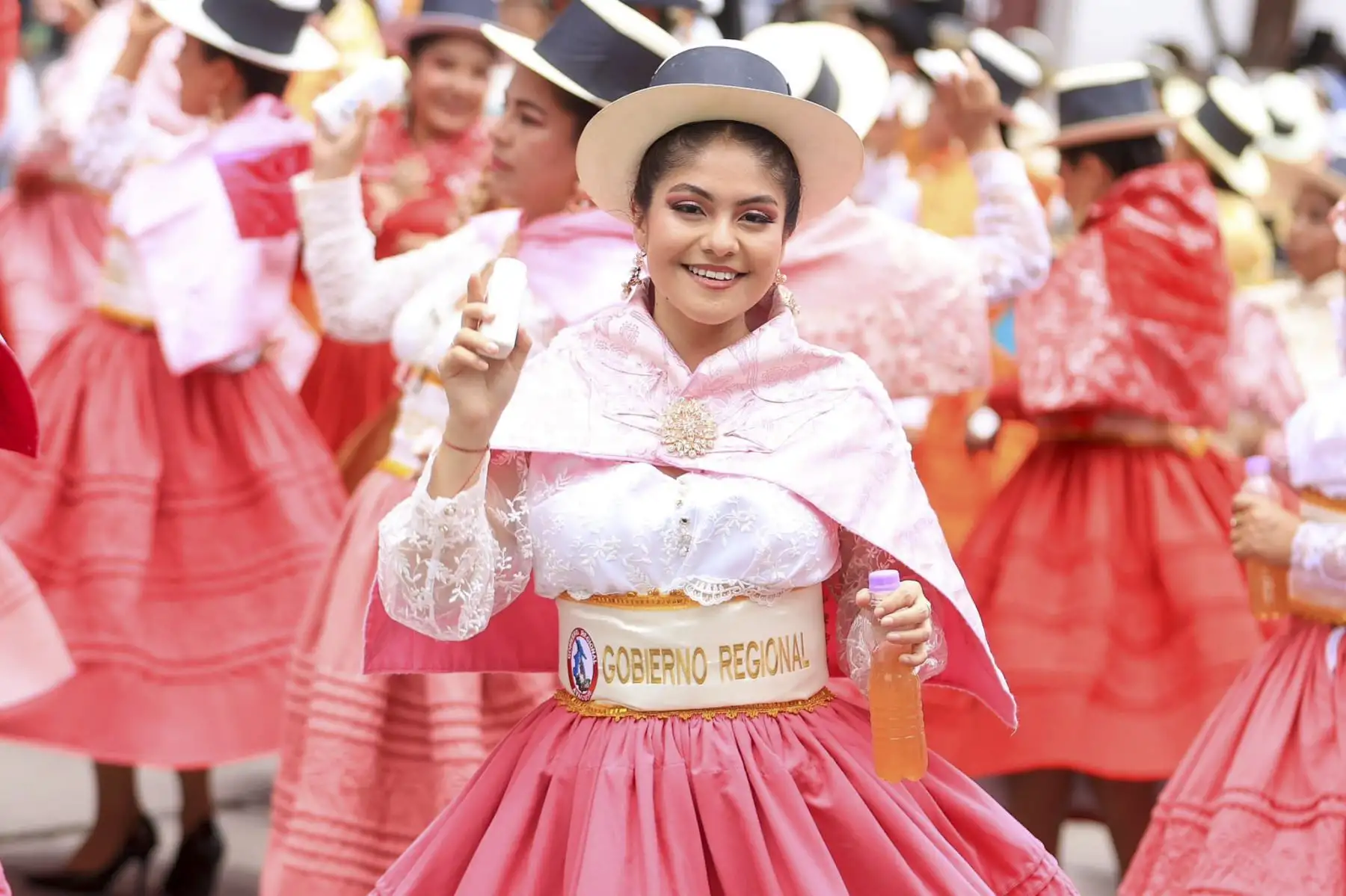 El Carnaval Ayacuchano 2025 comenzó con gran entusiasmo en las calles de nuestra ciudad. Encabezando las comparsas institucionales, deslumbró con su despliegue de música, danzas y canciones, recibiendo el aplauso de los presentes. Foto: ANDINA/ Gobierno Regional
