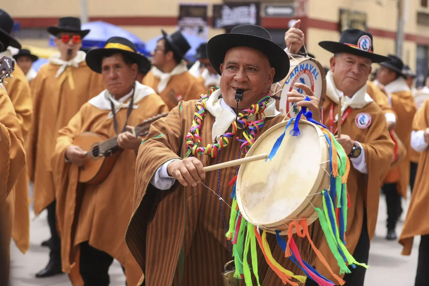 El Carnaval Ayacuchano 2025 comenzó con gran entusiasmo en las calles de nuestra ciudad. Encabezando las comparsas institucionales, deslumbró con su despliegue de música, danzas y canciones, recibiendo el aplauso de los presentes. Foto: ANDINA/ Gobierno Regional