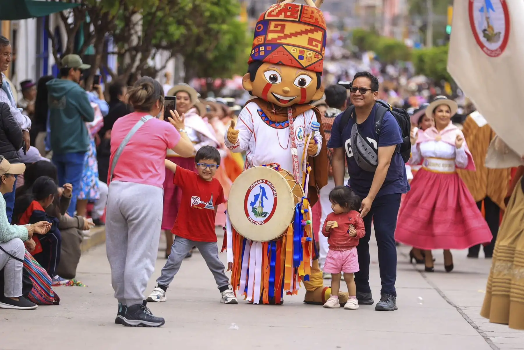 El Carnaval Ayacuchano 2025 comenzó con gran entusiasmo en las calles de nuestra ciudad. Encabezando las comparsas institucionales, deslumbró con su despliegue de música, danzas y canciones, recibiendo el aplauso de los presentes. Foto: ANDINA/ Gobierno Regional