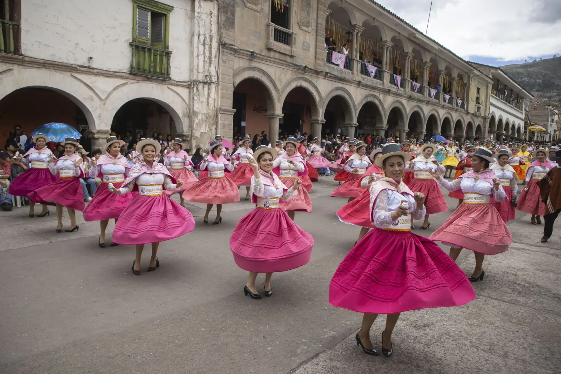 El Carnaval Ayacuchano 2025 comenzó con gran entusiasmo en las calles de nuestra ciudad. Encabezando las comparsas institucionales, deslumbró con su despliegue de música, danzas y canciones, recibiendo el aplauso de los presentes. Foto: ANDINA/ Gobierno Regional