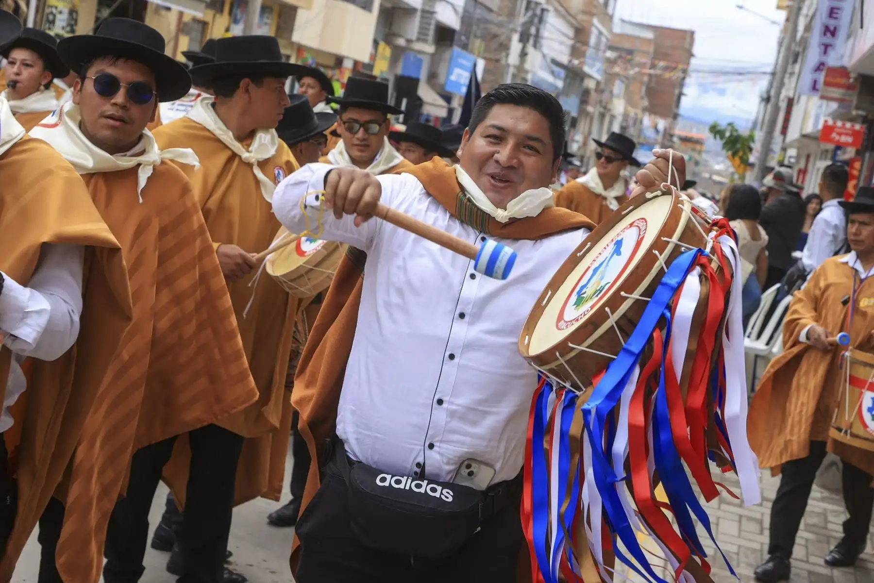 El Carnaval Ayacuchano 2025 comenzó con gran entusiasmo en las calles de nuestra ciudad. Encabezando las comparsas institucionales, deslumbró con su despliegue de música, danzas y canciones, recibiendo el aplauso de los presentes. Foto: ANDINA/ Gobierno Regional