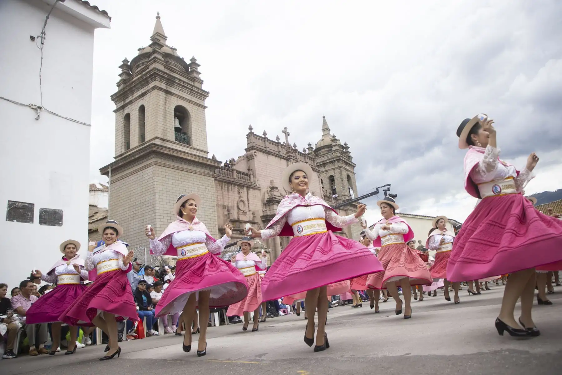 El Carnaval Ayacuchano 2025 comenzó con gran entusiasmo en las calles de nuestra ciudad. Encabezando las comparsas institucionales, deslumbró con su despliegue de música, danzas y canciones, recibiendo el aplauso de los presentes. Foto: ANDINA/ Gobierno Regional