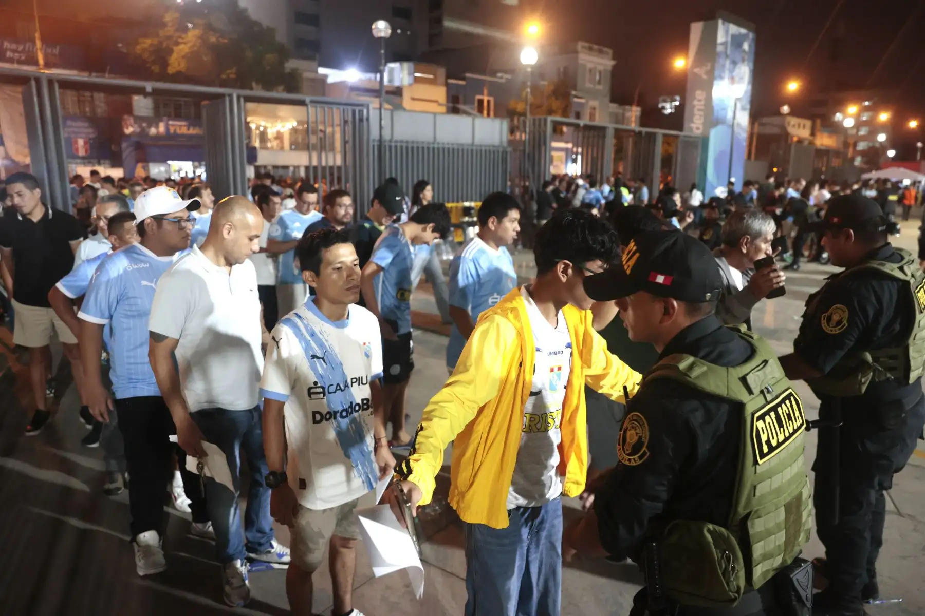 Hinchas de Sporting Cristal llegan al estadio nacional para el partido con Alianza Lima.
Foto: ANDINA/ Vidal Tarqui