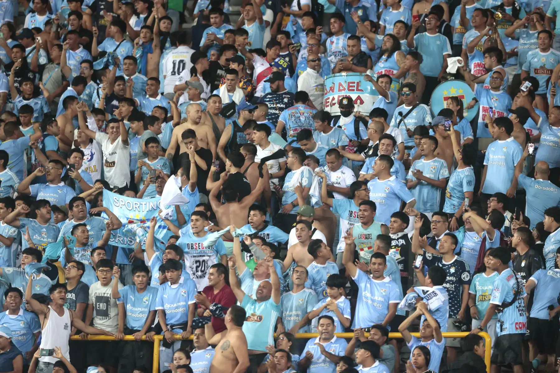 Hinchas de Sporting Cristal llegan al estadio nacional para el partido con Alianza Lima.
Foto: ANDINA/ Vidal Tarqui