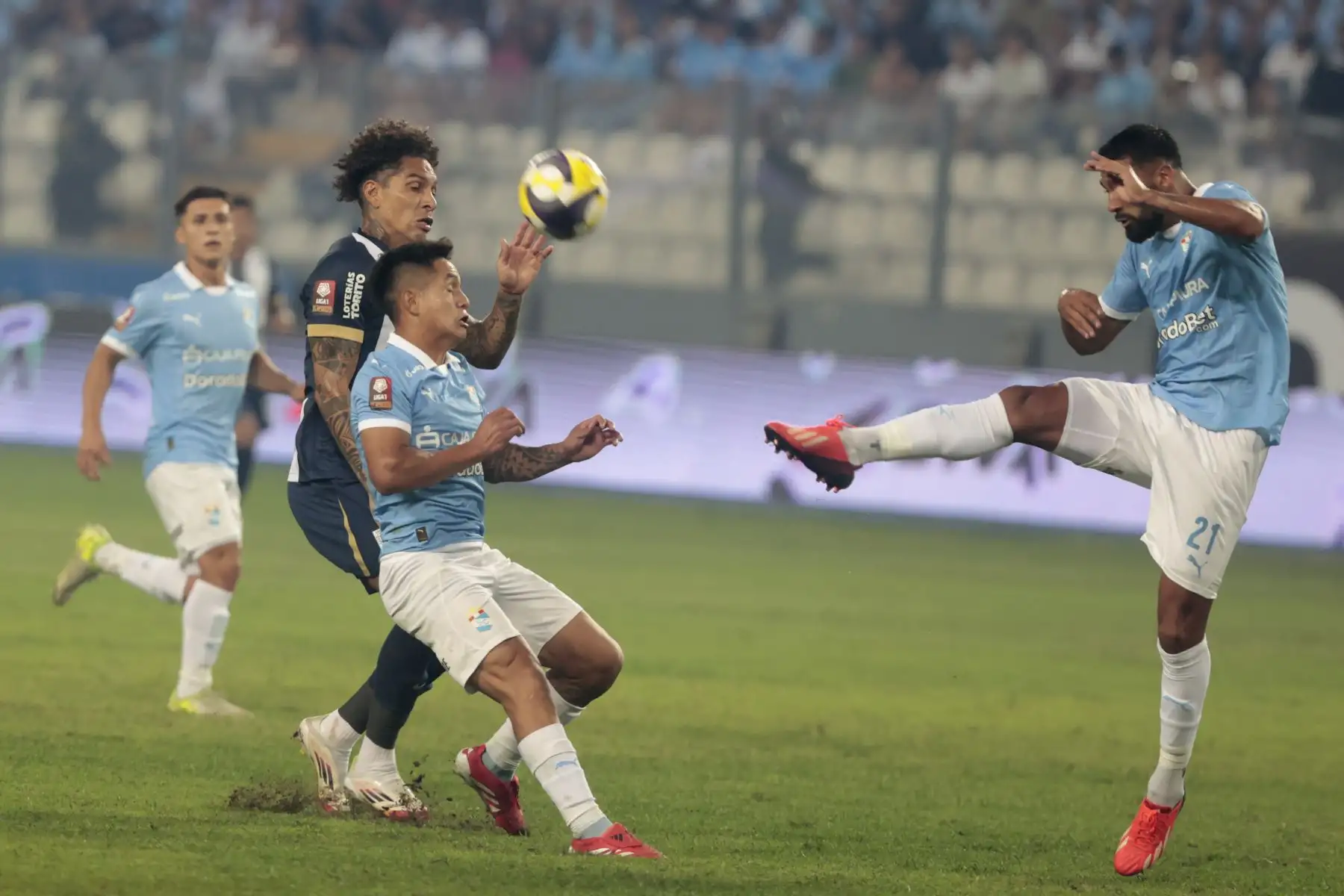 Alianza Lima, volvió a ver la victoria tras vencer por 2 goles a 1 a Sporting Cristal en el partido que se desarrolló en el Estadio Nacional.
Foto: ANDINA/Vidal Tarqui