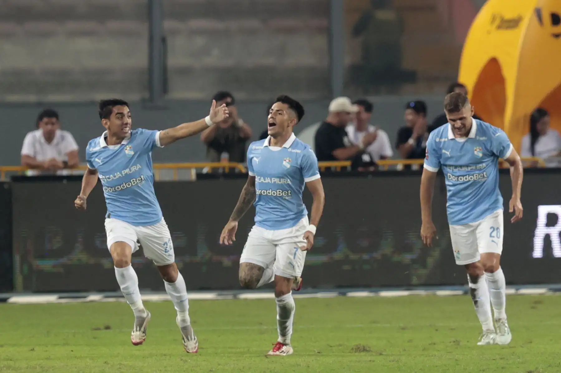 Alianza Lima, volvió a ver la victoria tras vencer por 2 goles a 1 a Sporting Cristal en el partido que se desarrolló en el Estadio Nacional.
Foto: ANDINA/Vidal Tarqui