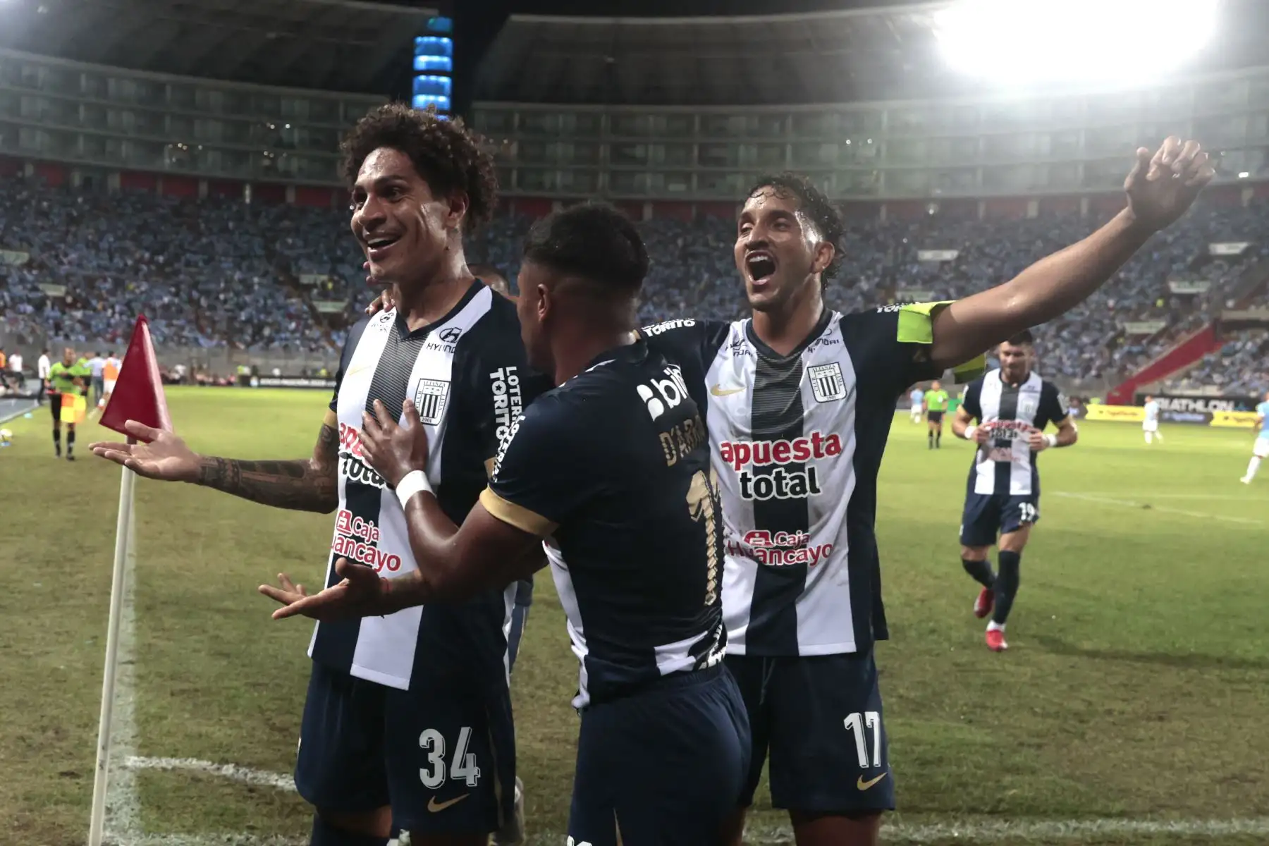 Paolo Guerrero jugador de Alianza Lima, celebra tras vencer por 2 goles a 1 a Sporting Cristal en el partido que se desarrolló en el Estadio Nacional.
Foto: ANDINA/Vidal Tarqui
