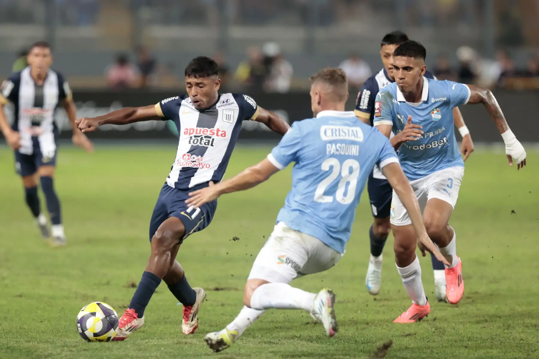 Alianza Lima, volvió a ver la victoria tras vencer por 2 goles a 1 a Sporting Cristal en el partido que se desarrolló en el Estadio Nacional.
Foto: ANDINA/Vidal Tarqui