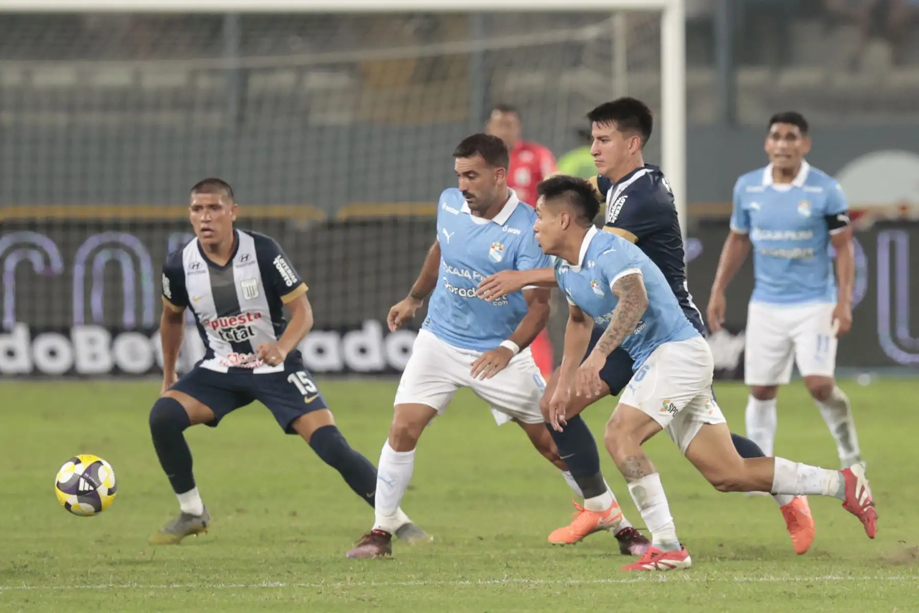 Alianza Lima, volvió a ver la victoria tras vencer por 2 goles a 1 a Sporting Cristal en el partido que se desarrolló en el Estadio Nacional.
Foto: ANDINA/Vidal Tarqui