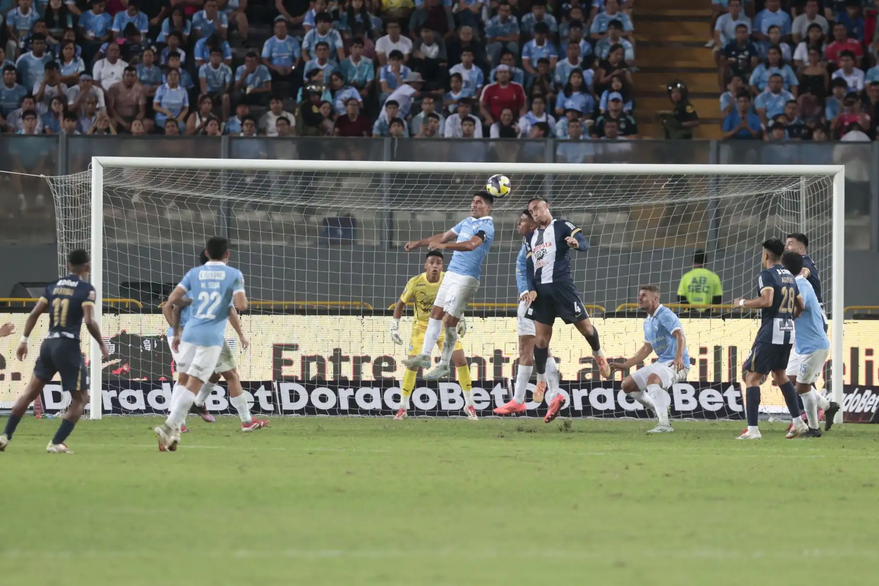 Alianza Lima, volvió a ver la victoria tras vencer por 2 goles a 1 a Sporting Cristal en el partido que se desarrolló en el Estadio Nacional.
Foto: ANDINA/Vidal Tarqui