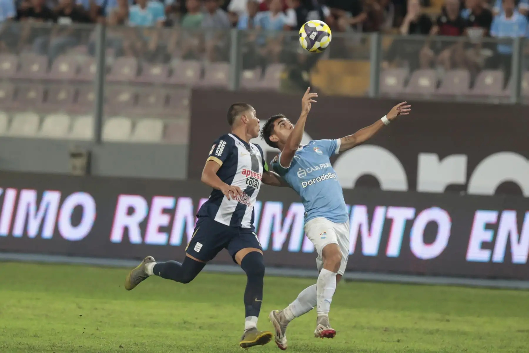Alianza Lima, volvió a ver la victoria tras vencer por 2 goles a 1 a Sporting Cristal en el partido que se desarrolló en el Estadio Nacional.
Foto: ANDINA/Vidal Tarqui