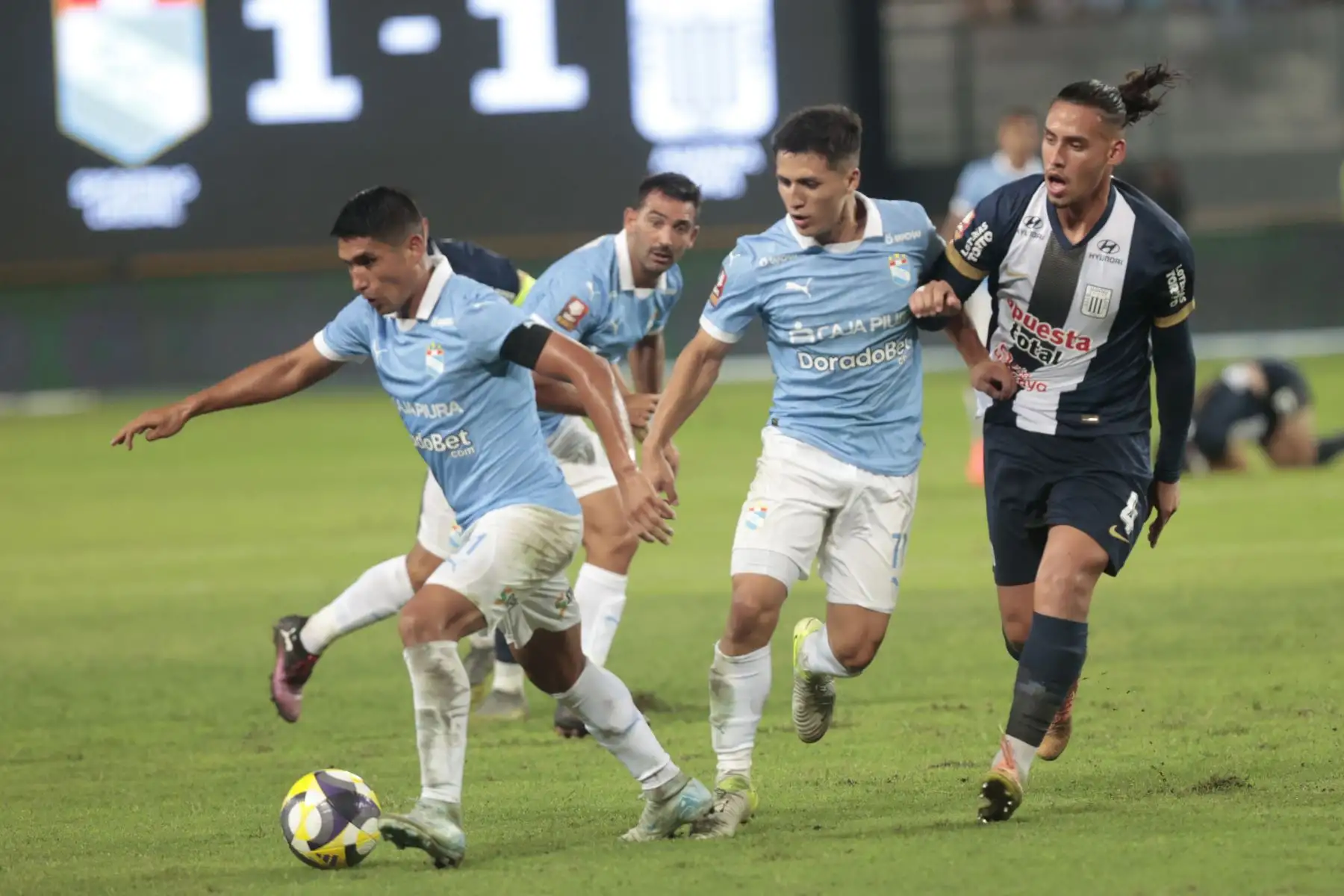 Alianza Lima, volvió a ver la victoria tras vencer por 2 goles a 1 a Sporting Cristal en el partido que se desarrolló en el Estadio Nacional.
Foto: ANDINA/Vidal Tarqui