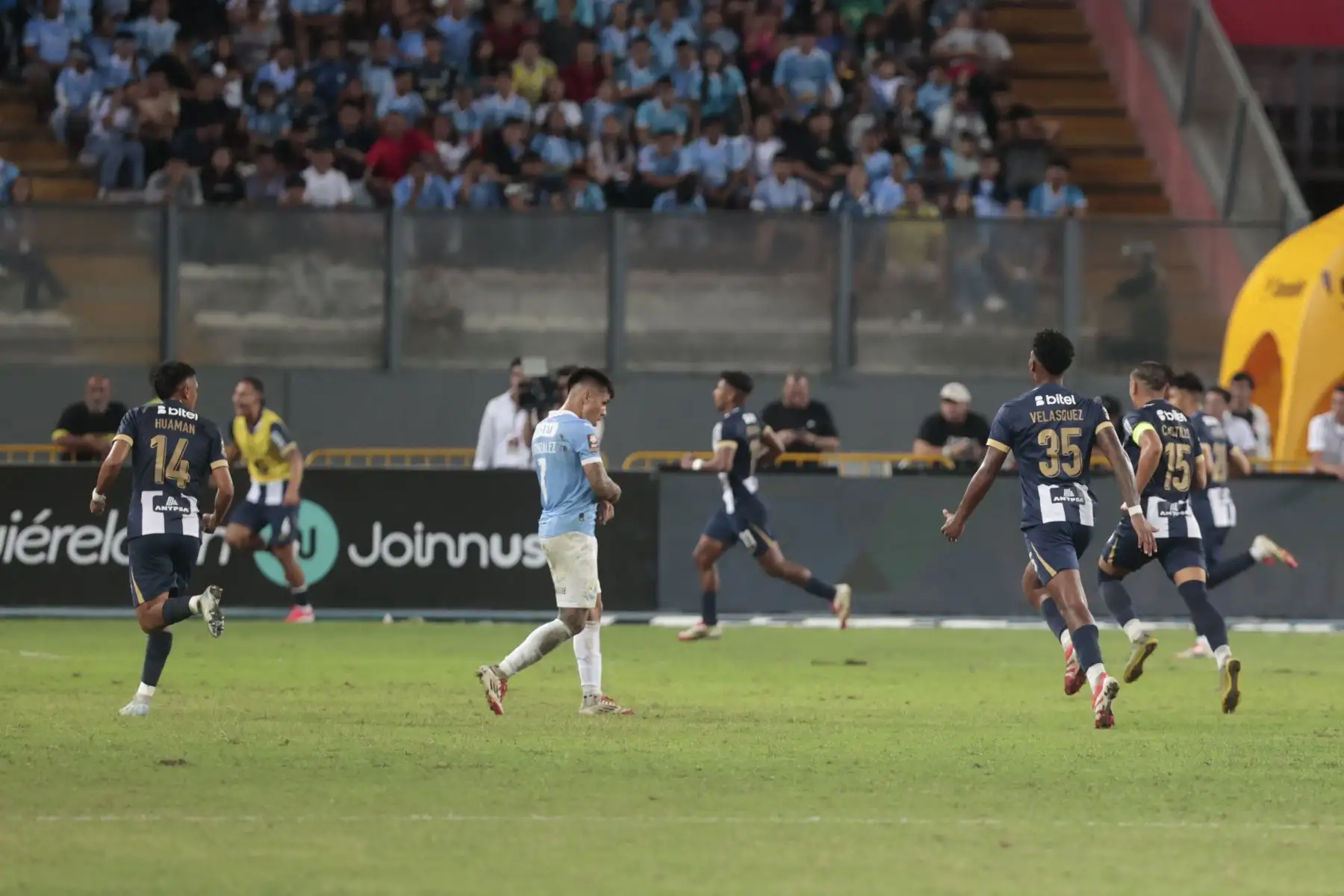 Alianza Lima, volvió a ver la victoria tras vencer por 2 goles a 1 a Sporting Cristal en el partido que se desarrolló en el Estadio Nacional.
Foto: ANDINA/Vidal Tarqui