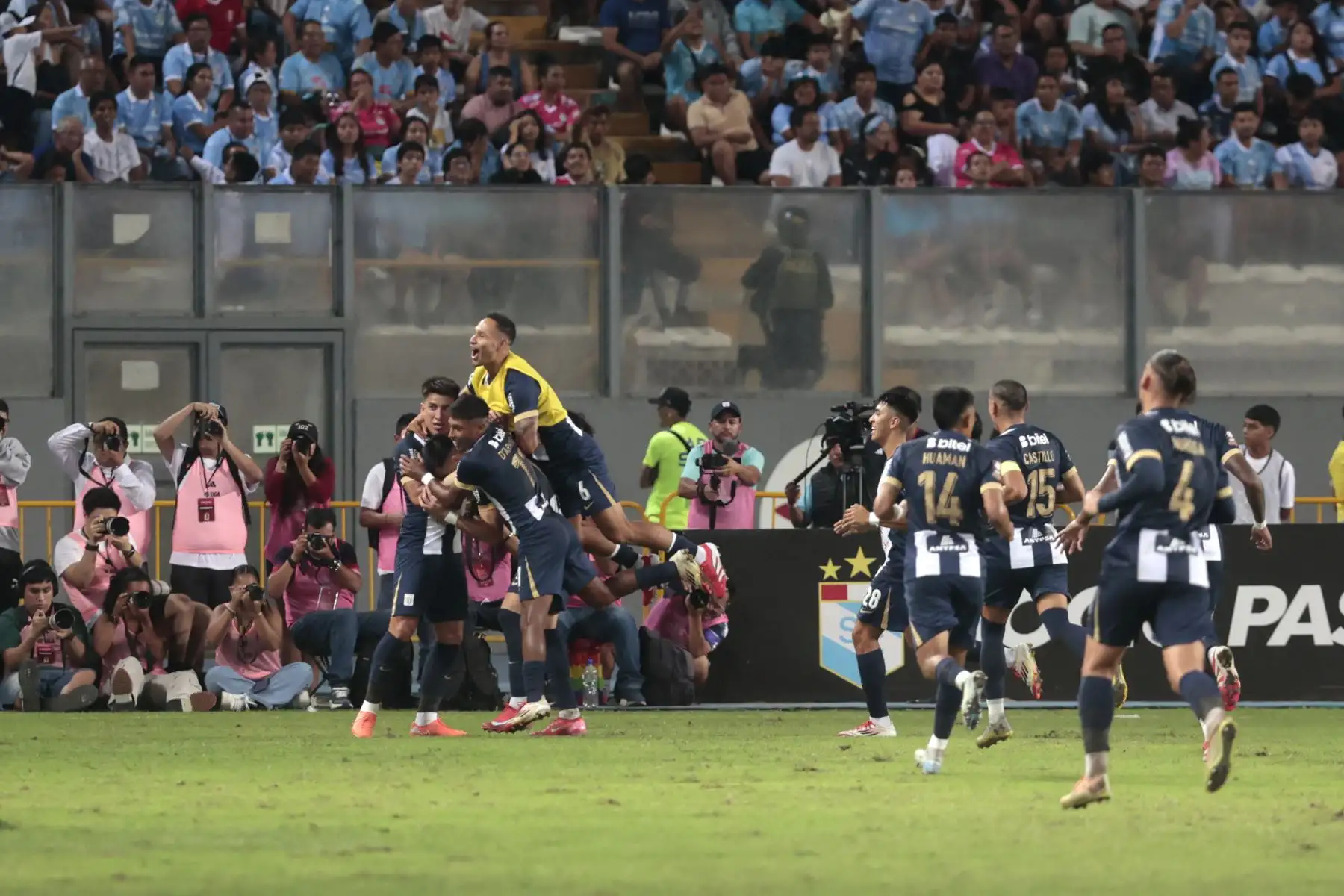 Alianza Lima, volvió a ver la victoria tras vencer por 2 goles a 1 a Sporting Cristal en el partido que se desarrolló en el Estadio Nacional.
Foto: ANDINA/Vidal Tarqui