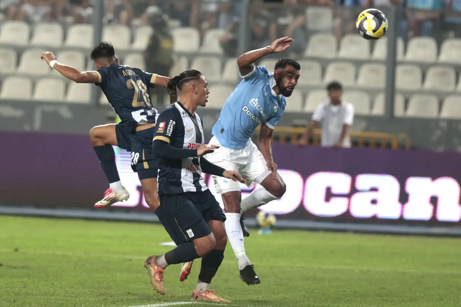 Alianza Lima, volvió a ver la victoria tras vencer por 2 goles a 1 a Sporting Cristal en el partido que se desarrolló en el Estadio Nacional.
Foto: ANDINA/Vidal Tarqui
