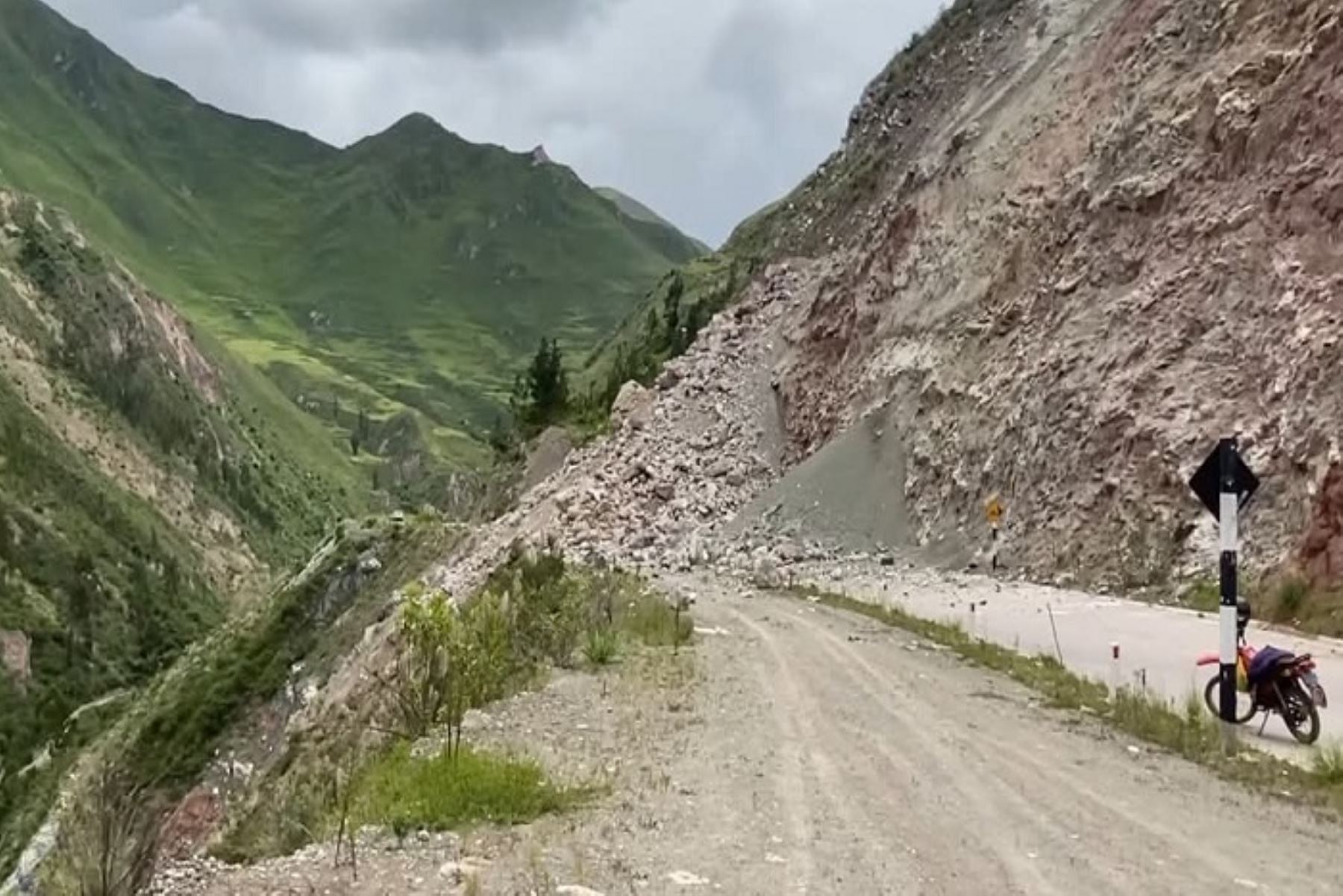 Desde el Gobierno Regional Cusco se coordina  mediante el área de equipo con la municipalidad distrital de Huarocondo, provincia de Anta, la pronta limpieza y apertura.de la vía.