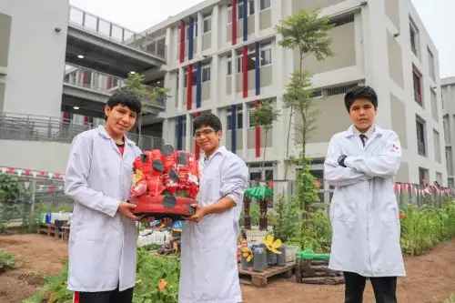 Diseñadas bajo el modelo pedagógico finlandés, las escuelas bicentenario implementan el uso de aulas flexibles y espacios tecnológicos en los que los estudiantes aprenden bajo el método experimental. Foto: ANDINA/Difusión