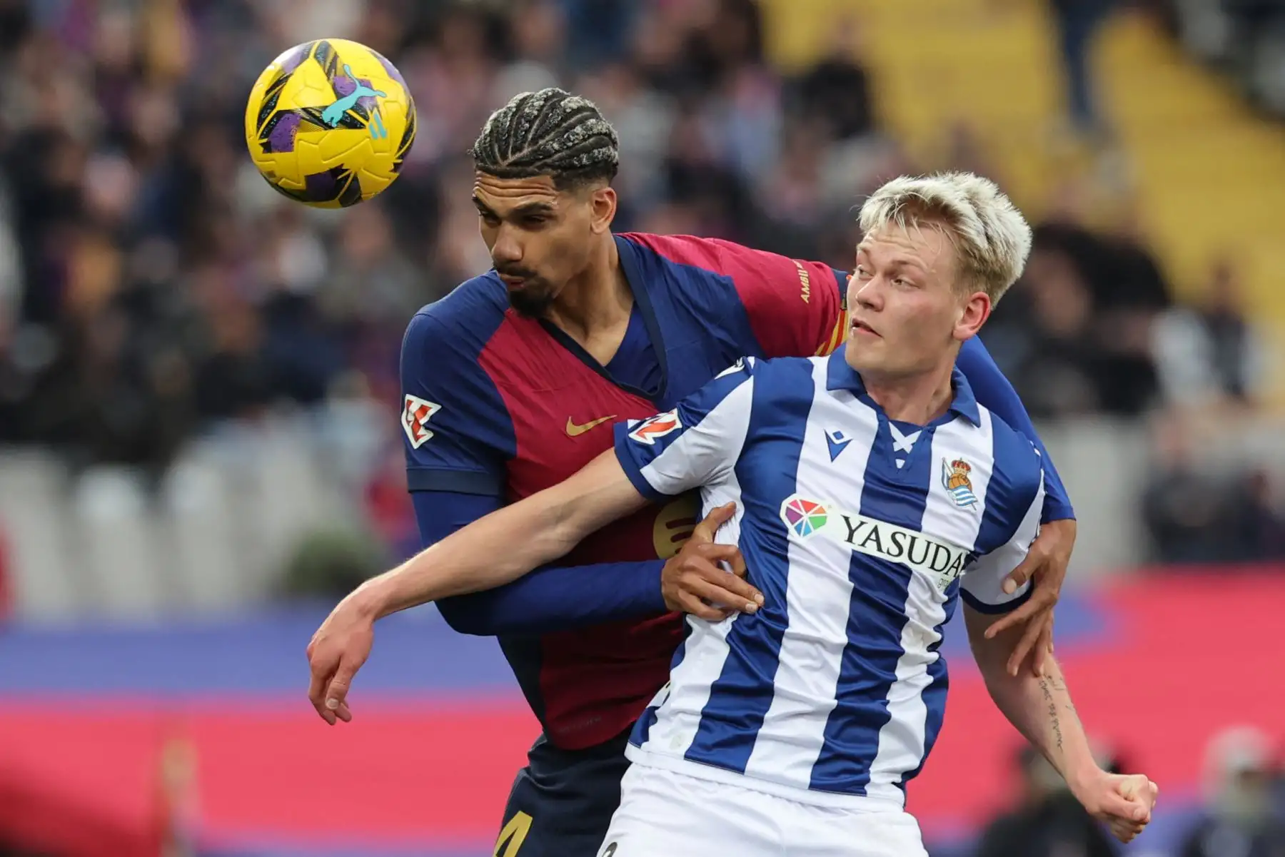 El defensa uruguayo del Barcelona Ronald Federico Araujo da Silva y el delantero islandés de la Real Sociedad Orri Oskarsson compiten por un encabezado durante el partido de fútbol de la liga española entre el FC Barcelona y la Real Sociedad. Foto: ANDINA/AFP