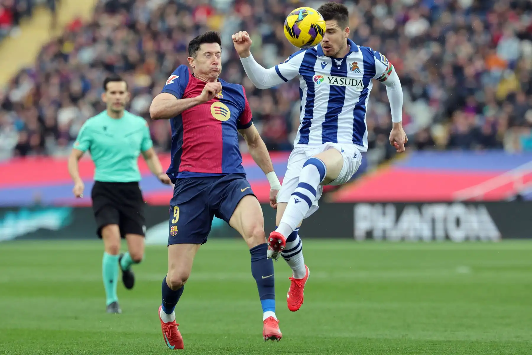El delantero polaco del Barcelona Robert Lewandowski y el centrocampista español de la Real Sociedad Igor Zubeldia compiten por el balón durante el partido de fútbol de la liga española entre el FC Barcelona y la Real Sociedad.
Foto: ANDINA/AFP