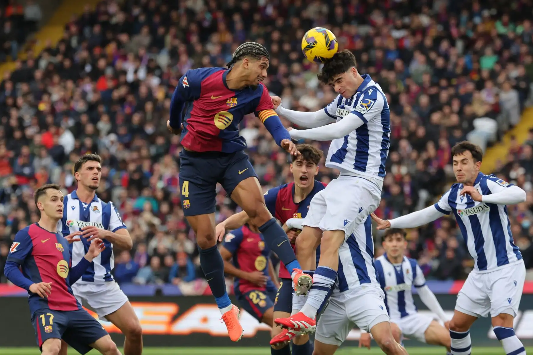 El defensor uruguayo del Barcelona Ronald Federico Araujo da Silva  y el defensor español de la Real Sociedad  Jon Martin compiten por un encabezado durante el partido de fútbol de la liga española entre el FC Barcelona y la Real Sociedad. Foto: ANDINA/AFP