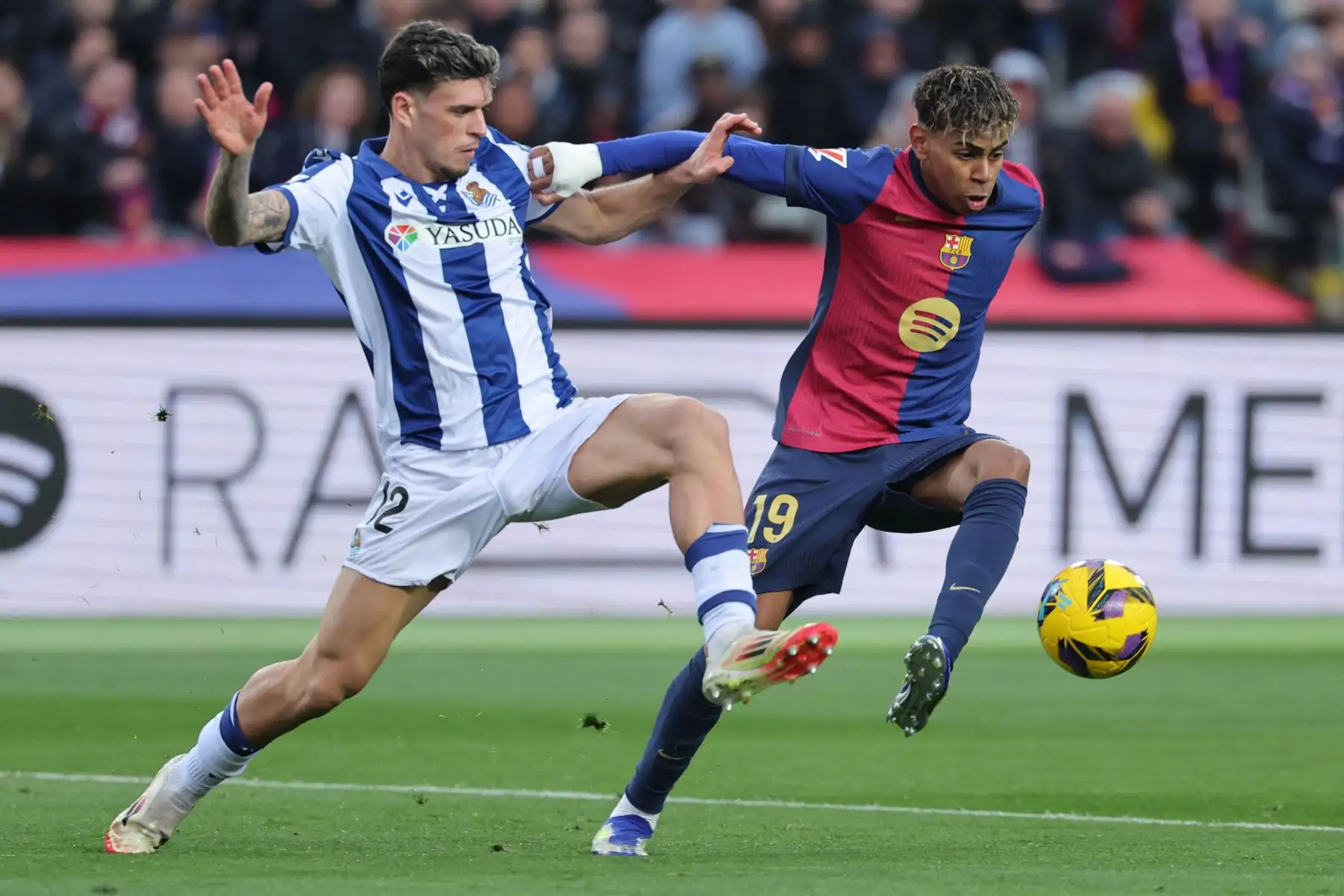 El defensa español de la Real Sociedad, Javi López, y el delantero español del Barcelona, ​​Lamine Yamal, luchan por el balón durante el partido de fútbol de la liga española entre el FC Barcelona y la Real Sociedad. 
Foto: ANDINA/AFP