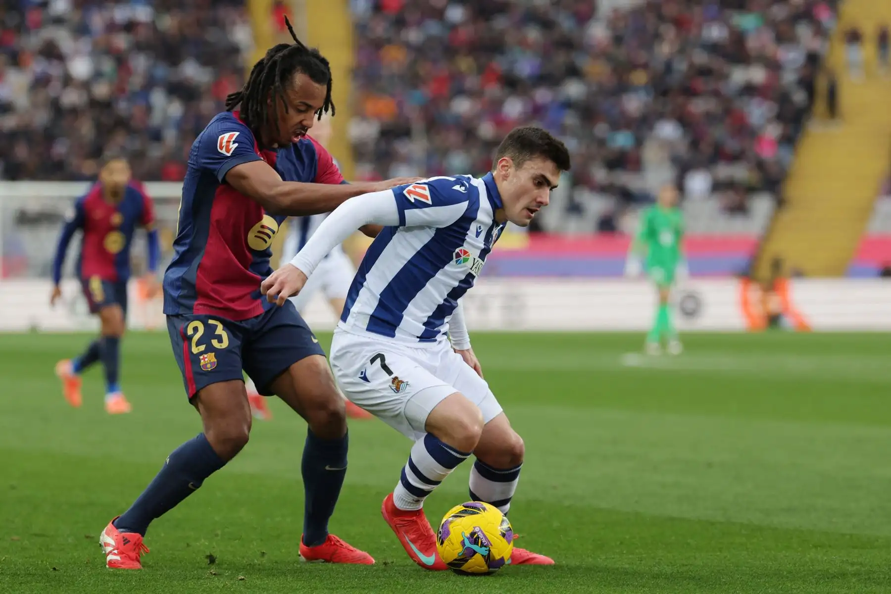 El defensa francés del Barcelona Jules Kounde y el delantero español de la Real Sociedad Ander Barrenetxea compiten por el balón durante el partido de fútbol de la liga española entre el FC Barcelona y la Real Sociedad. Foto: ANDINA/AFP