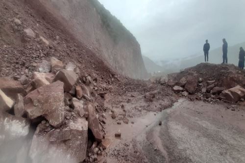 Autoridades de la provincia de Paucartambo, Defensa Civil y la Oficina de Gestión de Riesgo de Desastres y Seguridad (OGRDS) de Cusco, desplazaron maquinaria pesada esta mañana para el retiro de escombros.