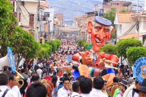 El desfile de las coloridas comparsas continúa en la Plaza Mayor y culminará con el miércoles de chamizo.