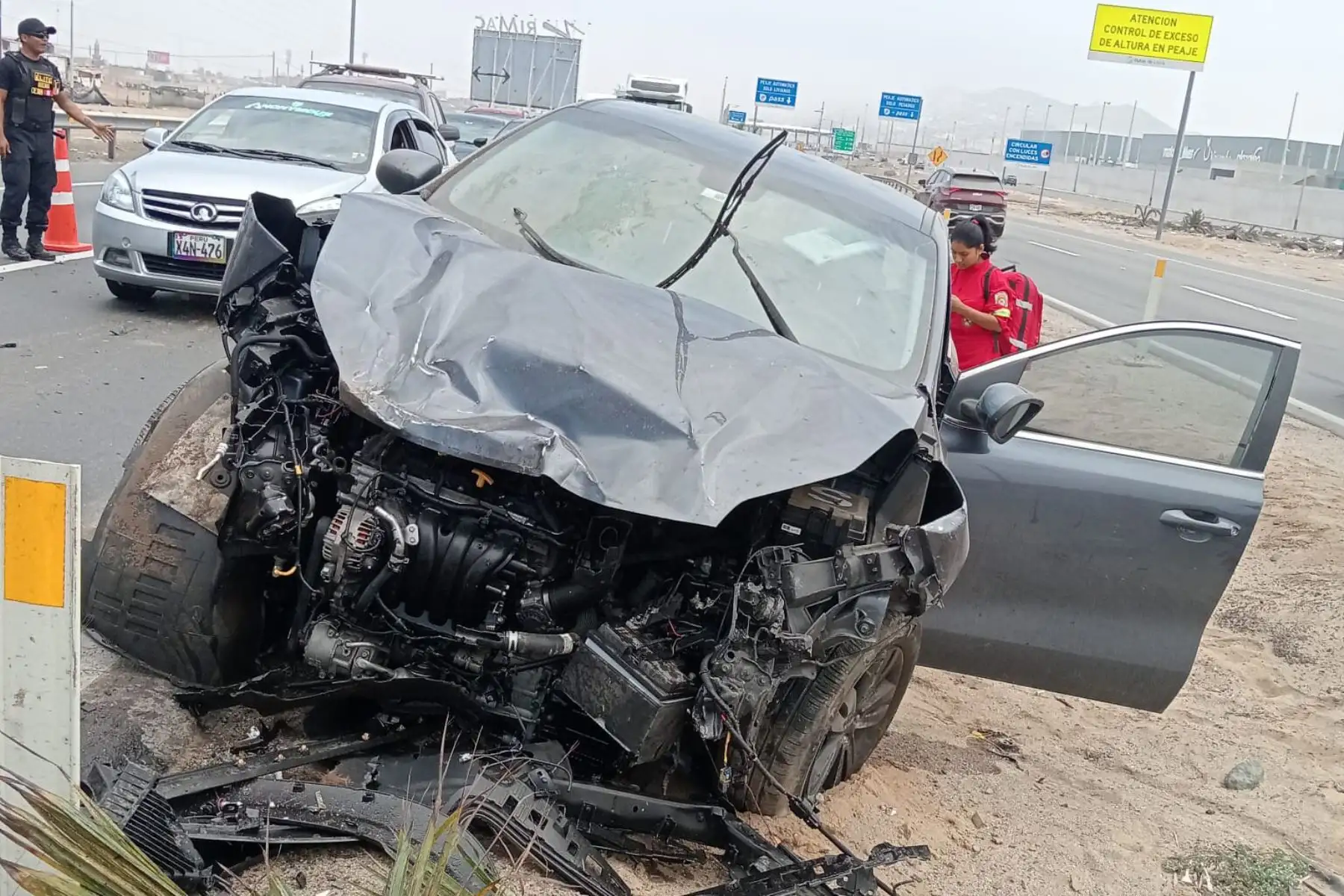 Grave accidente en el km 47 de la Panamericana Sur, cerca del peaje de Punta Negra. El siniestro ocurrió a las 10:30 a. m. en la vía de sur a norte. Saldo trágico: un fallecido y dos personas heridas en el accidente.
Foto: cortesía/ César García