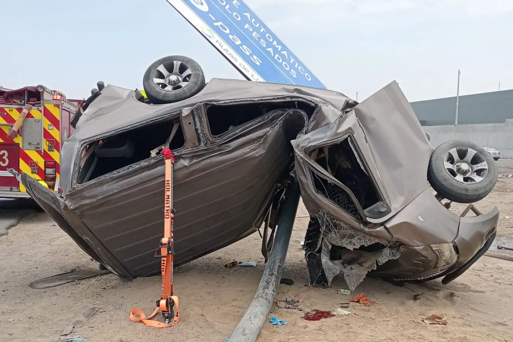 Grave accidente en el km 47 de la Panamericana Sur, cerca del peaje de Punta Negra. El siniestro ocurrió a las 10:30 a. m. en la vía de sur a norte. Saldo trágico: un fallecido y dos personas heridas en el accidente.
Foto: cortesía/ César García
