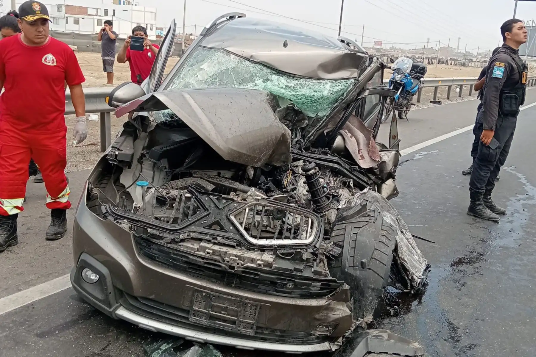 Grave accidente en el km 47 de la Panamericana Sur, cerca del peaje de Punta Negra. El siniestro ocurrió a las 10:30 a. m. en la vía de sur a norte. Saldo trágico: un fallecido y dos personas heridas en el accidente.
Foto: cortesía/ César García