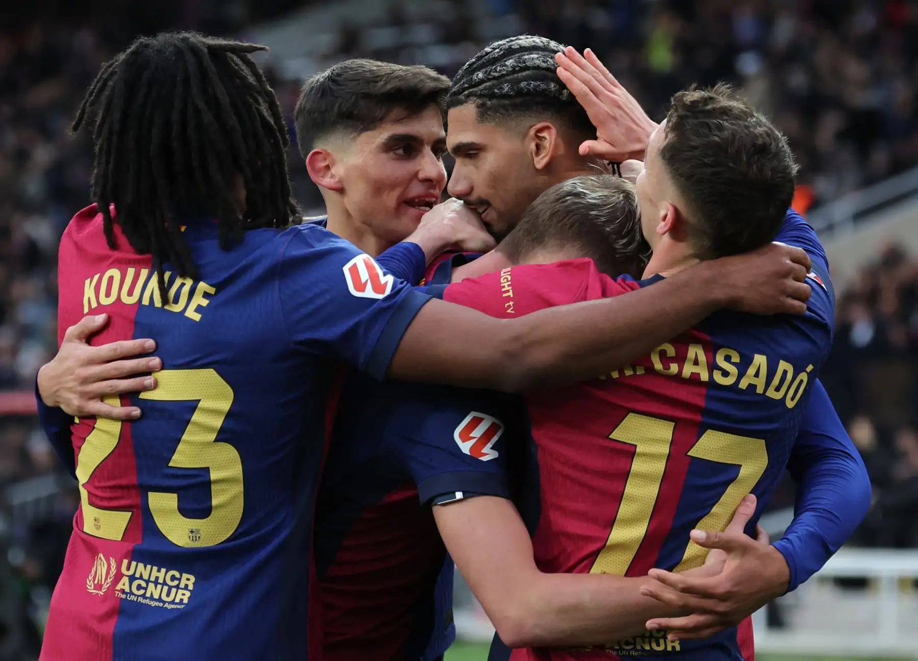 El defensa uruguayo del Barcelona Ronald Federico Araujo da Silva celebra marcar el tercer gol de su equipo durante el partido de fútbol de la liga española entre el FC Barcelona y la Real Sociedad. Foto: ANDINA/AFP
