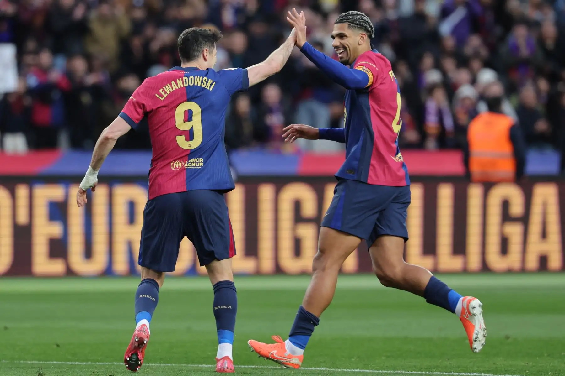 El delantero polaco del Barcelona Robert Lewandowski celebra con el defensa uruguayo del Barcelona Ronald Federico Araujo da Silva después de marcar el cuarto gol del equipo durante el partido de fútbol de la liga española entre el FC Barcelona y la Real Sociedad.  Foto: ANDINA/AFP