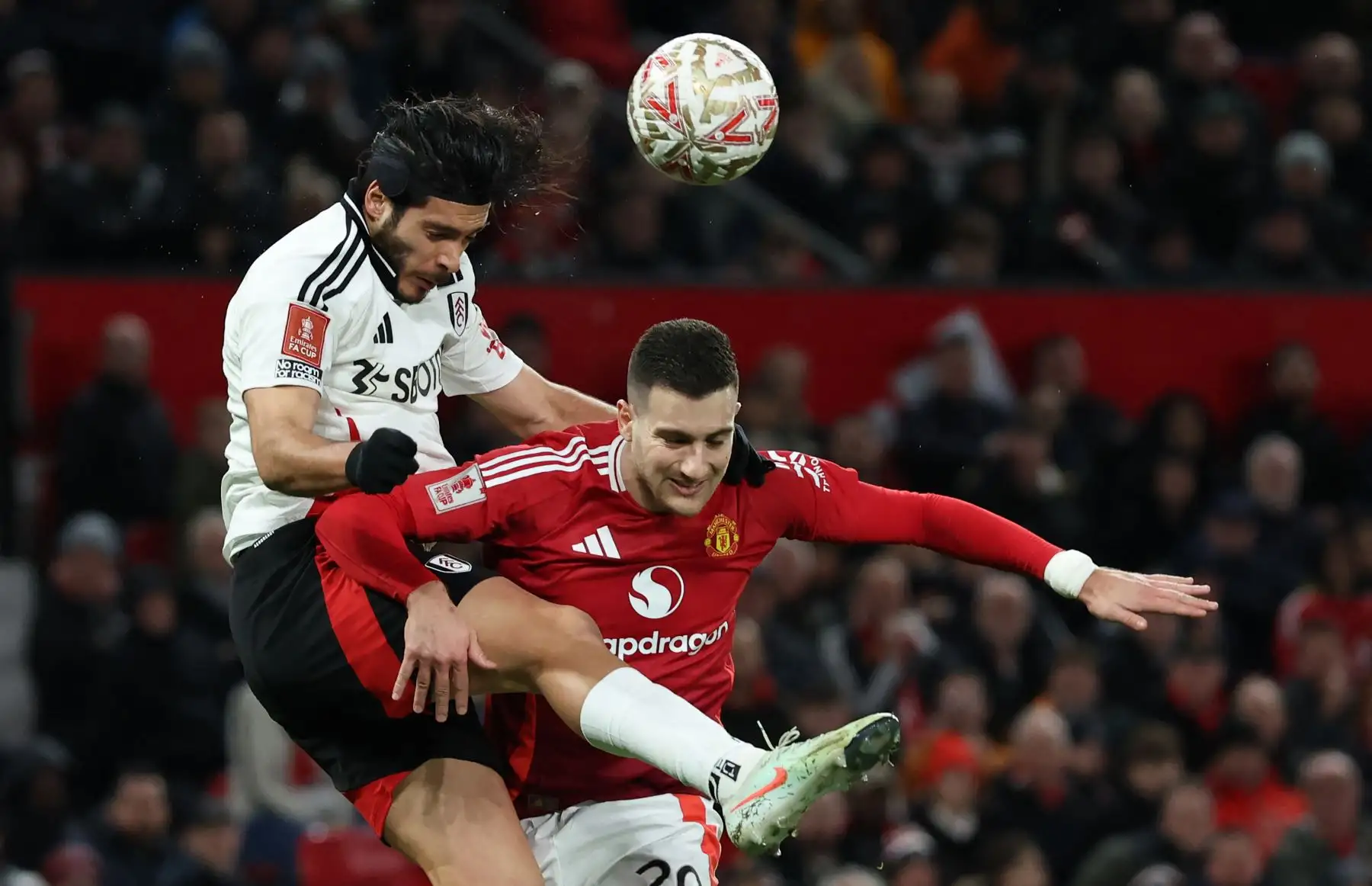 El delantero mexicano del Fulham, Raúl Jiménez, compite con el defensor portugués del Manchester United, Diogo Dalot, durante el partido de quinta ronda de la Copa FA inglesa entre el Manchester United y el Fulham. Foto. ANDINA/AFP