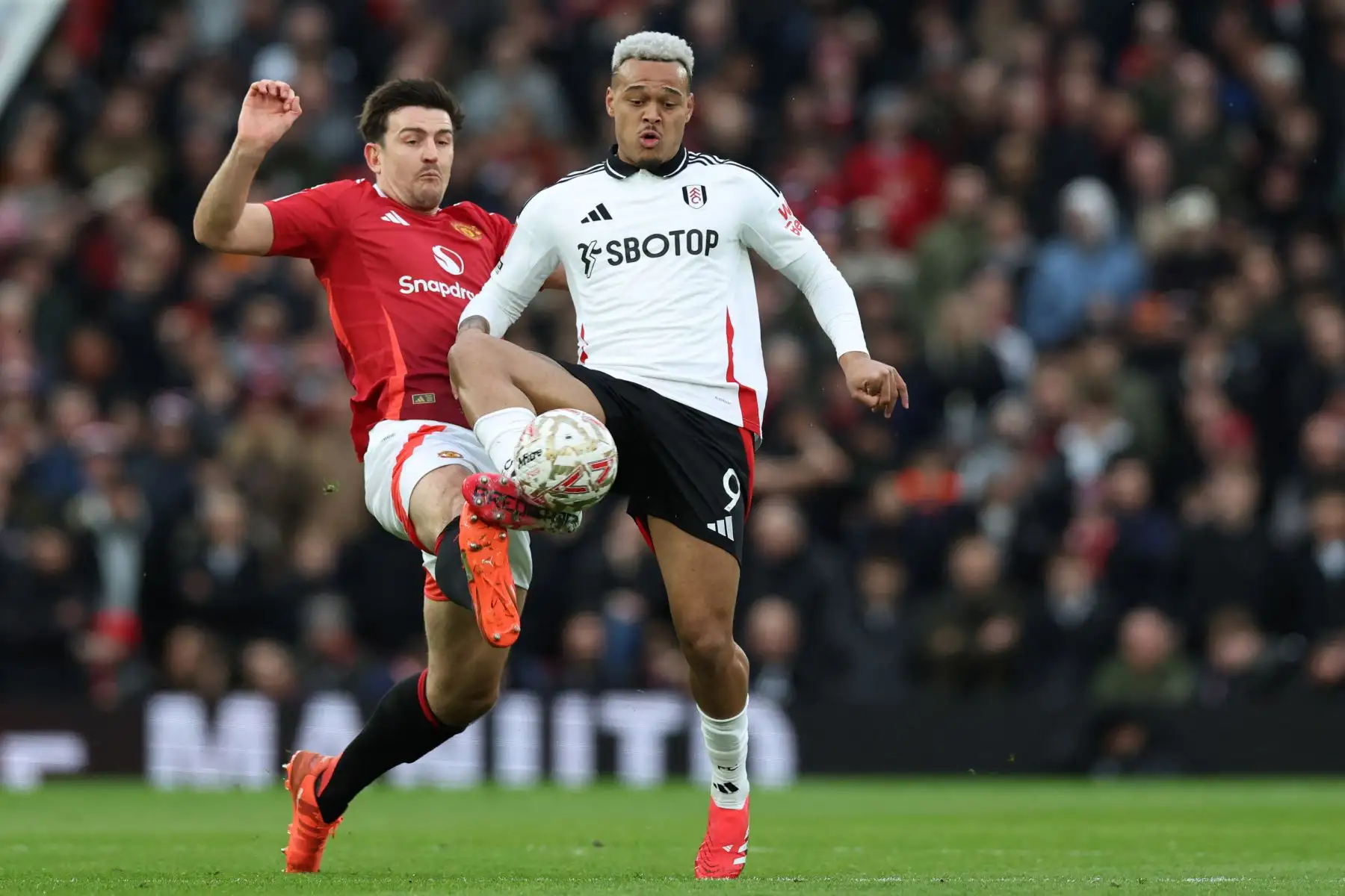 El defensa inglés del Manchester United Harry Maguire compite con el delantero brasileño del Fulham Rodrigo Muniz durante el partido de fútbol de quinta ronda de la Copa FA inglesa entre el Manchester United y el Fulham. Foto: ANDINA/AFP