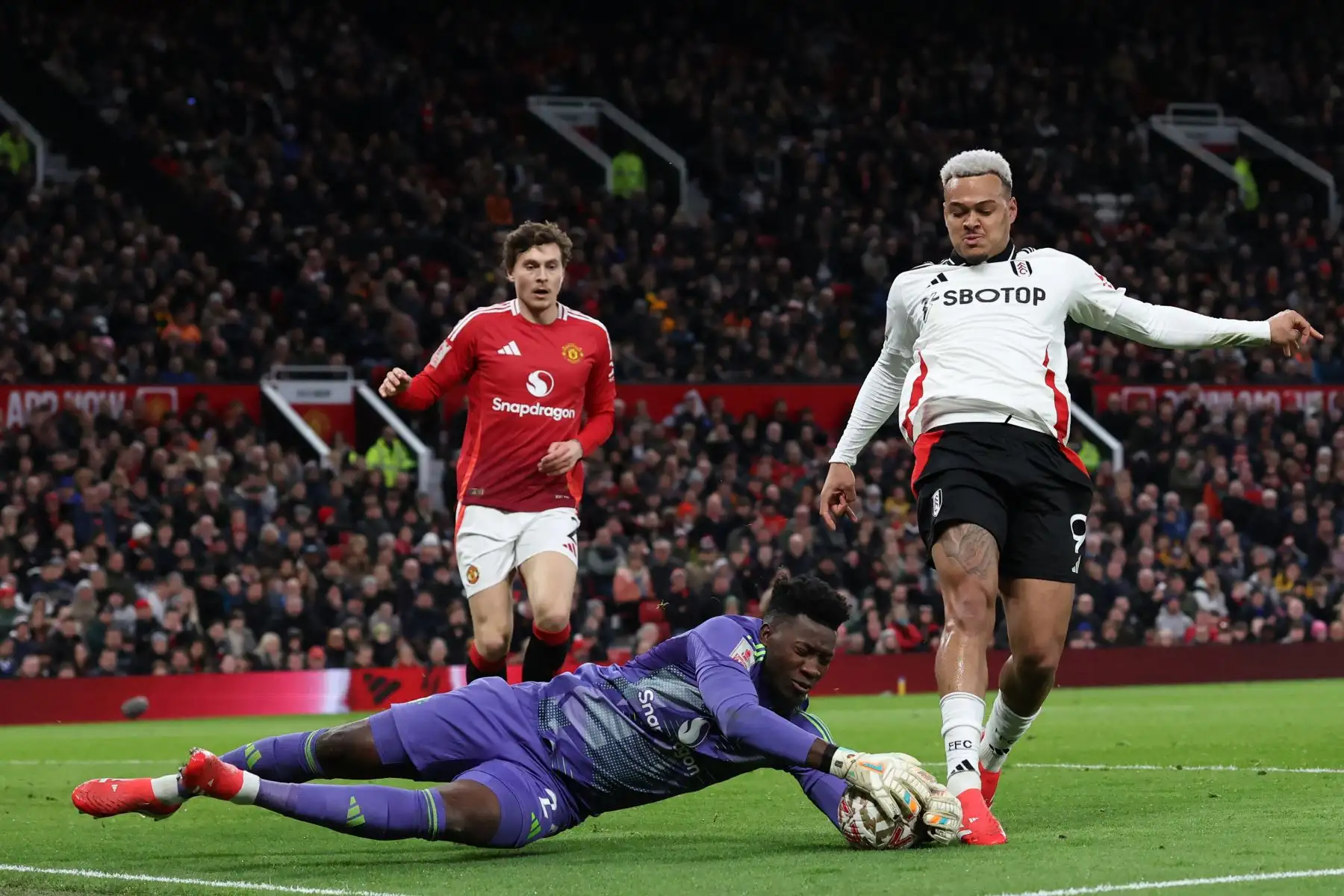 El guardameta camerunés del Manchester United,  Andre Onana, salva el balón a los pies del delantero brasileño del Fulham, Rodrigo Muniz, durante el partido de la quinta ronda de la Copa FA inglesa entre el Manchester United y el Fulham. Foto: ANDINA/AFP