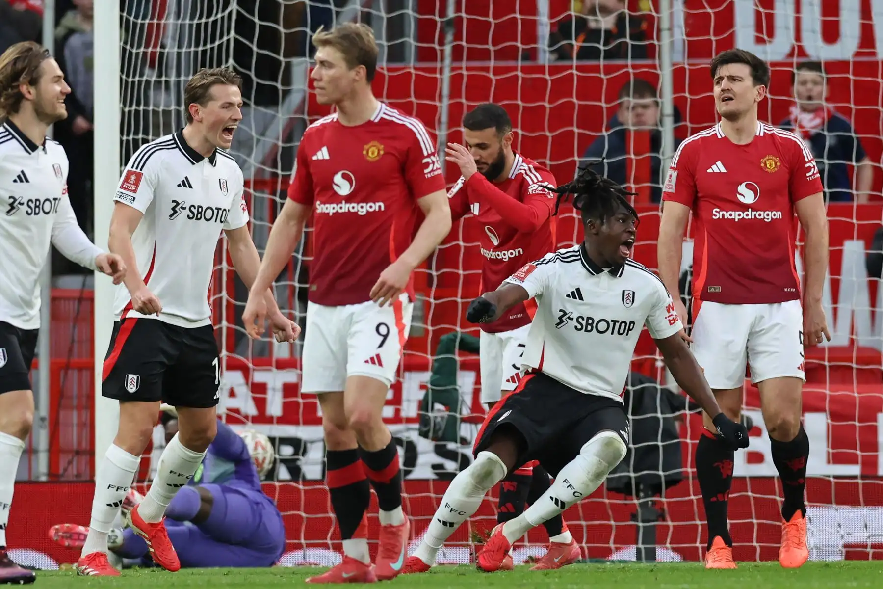 El defensa nigeriano nacido en Italia, Calvin Bassey, del Fulham, se da vuelta para celebrar después de anotar el primer gol durante el partido de fútbol de quinta ronda de la Copa FA inglesa entre el Manchester United y el Fulham. Foto: ANDINA/AFP