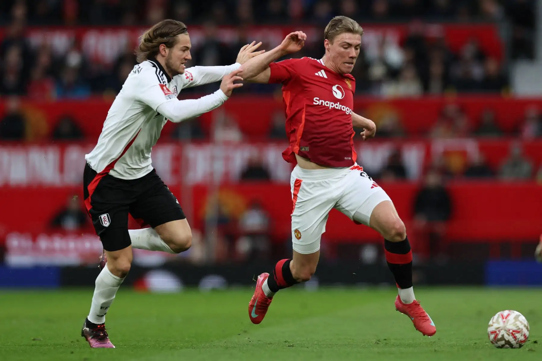 El defensa danés del Fulham, Joachim Andersen, compite con el delantero danés del Manchester United, Rasmus Hojlund, durante el partido de quinta ronda de la Copa FA inglesa entre el Manchester United y el Fulham. Foto: ANDINA/AFP
