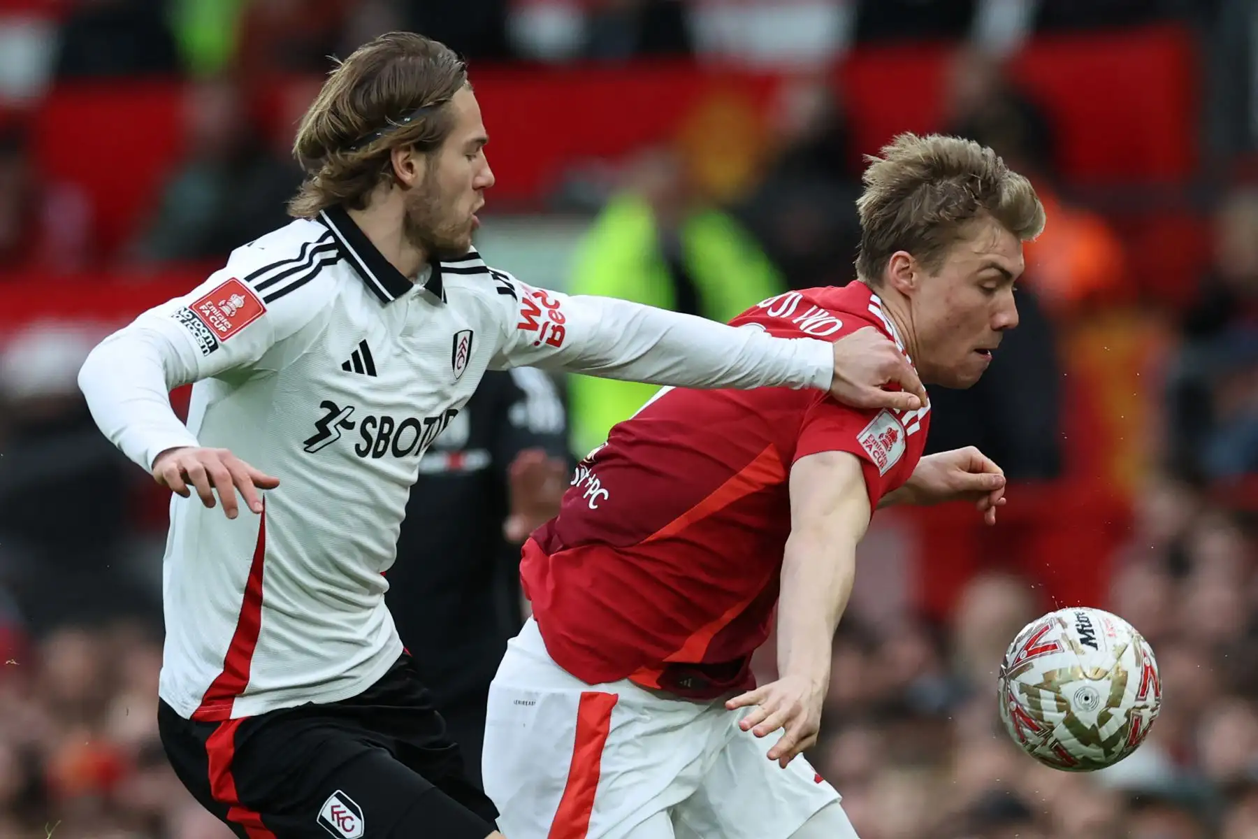 El defensa danés del Fulham, Joachim Andersen, compite con el delantero danés del Manchester United, Rasmus Hojlund , durante el partido de quinta ronda de la Copa FA inglesa entre el Manchester United y el Fulham. Foto: ANDINA/ AFP