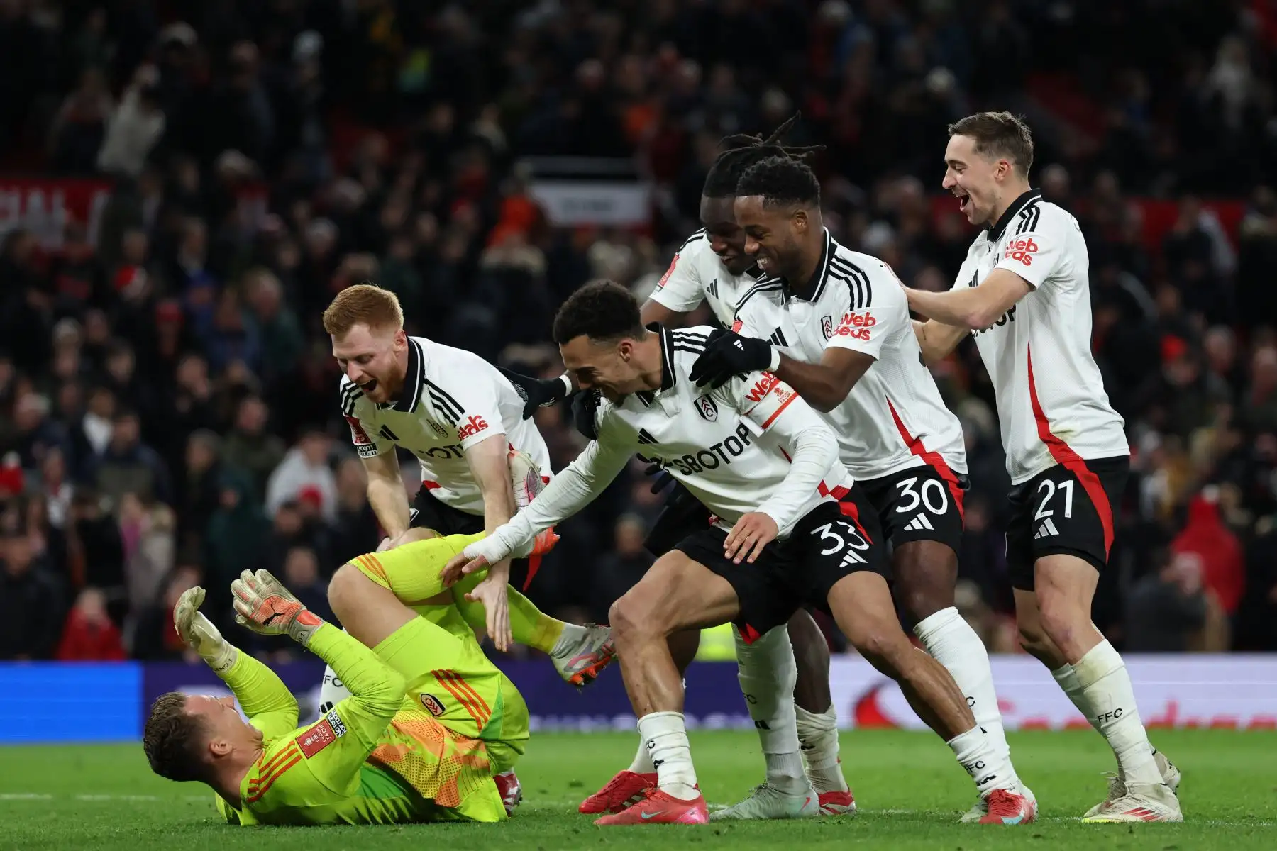 El portero alemán del Fulham, Bernd Leno, celebra con sus compañeros de equipo después de hacer la parada para ganar la tanda de penaltis en el partido de fútbol de quinta ronda de la Copa FA inglesa entre el Manchester United y el Fulham. Foto: ANDINA/ AFP